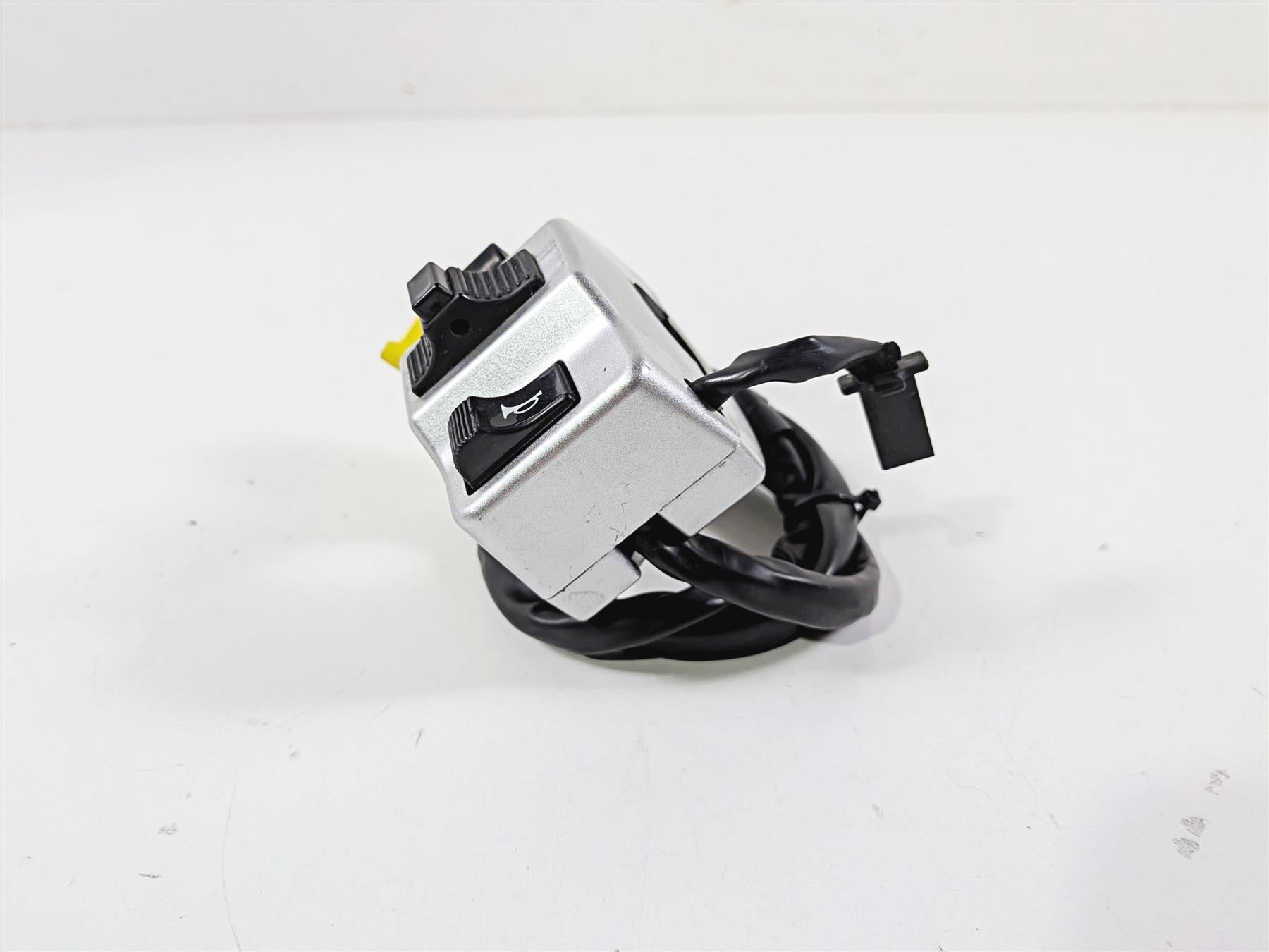 2005 Suzuki VZ800 M50 Boulevard Left Hand Turn Signal Control Switch 37400-39G10 {{ shop.shopifyCountryName }} - Mototech271