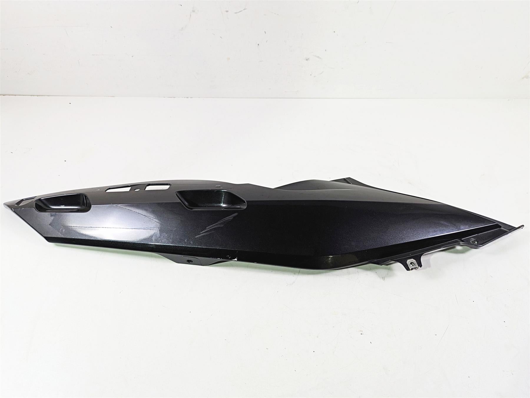 2010 BMW R1200RT K26 Right Tail Fairing Cover Cowl - Read 46637681572 {{ shop.shopifyCountryName }} - Mototech271