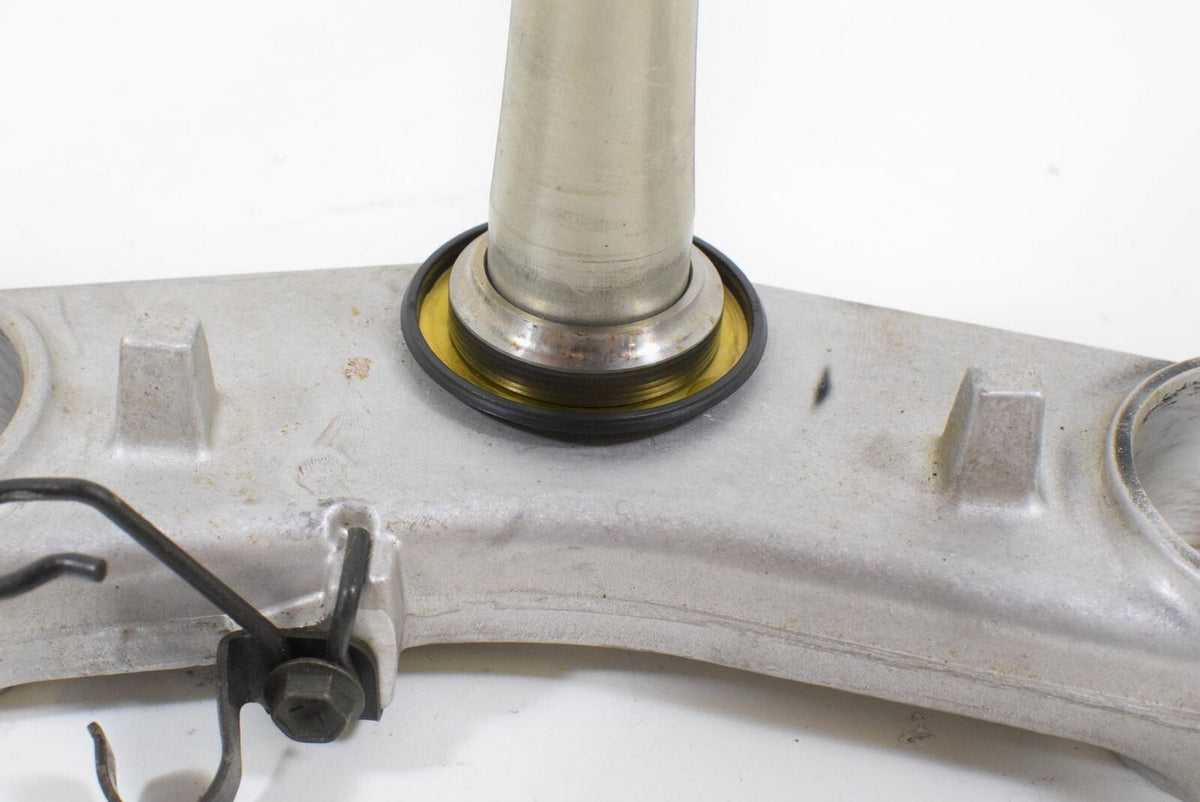 2005 Suzuki GSX1300R Hayabusa Gen 1 Lower Triple Tree Steering Stem Yoke 51410-2 {{ shop.shopifyCountryName }} - Mototech271