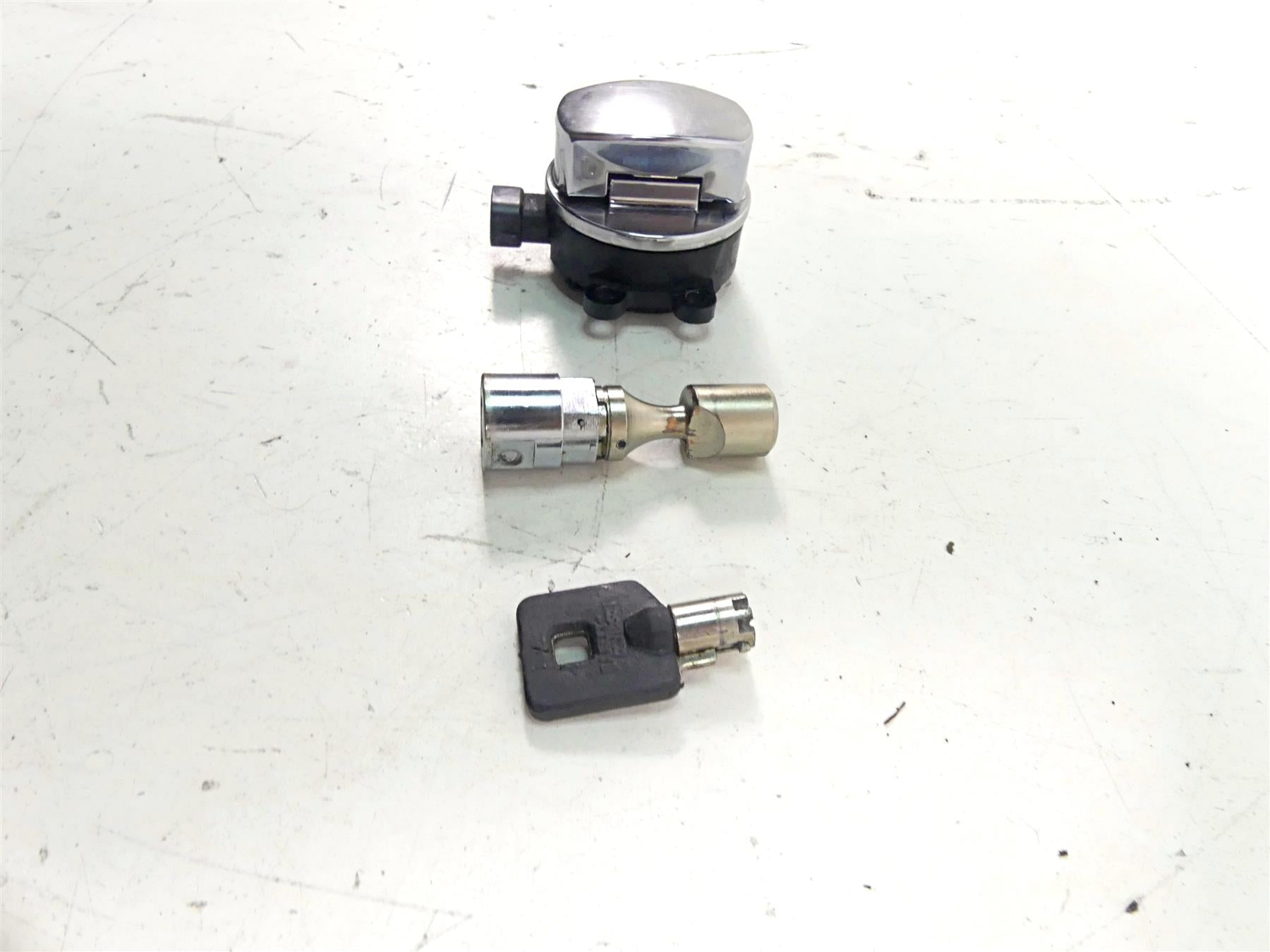 2013 Harley Softail FLSTFB Fat Boy Lo Ignition Switch Steering Key Lock 71400076 {{ shop.shopifyCountryName }} - Mototech271
