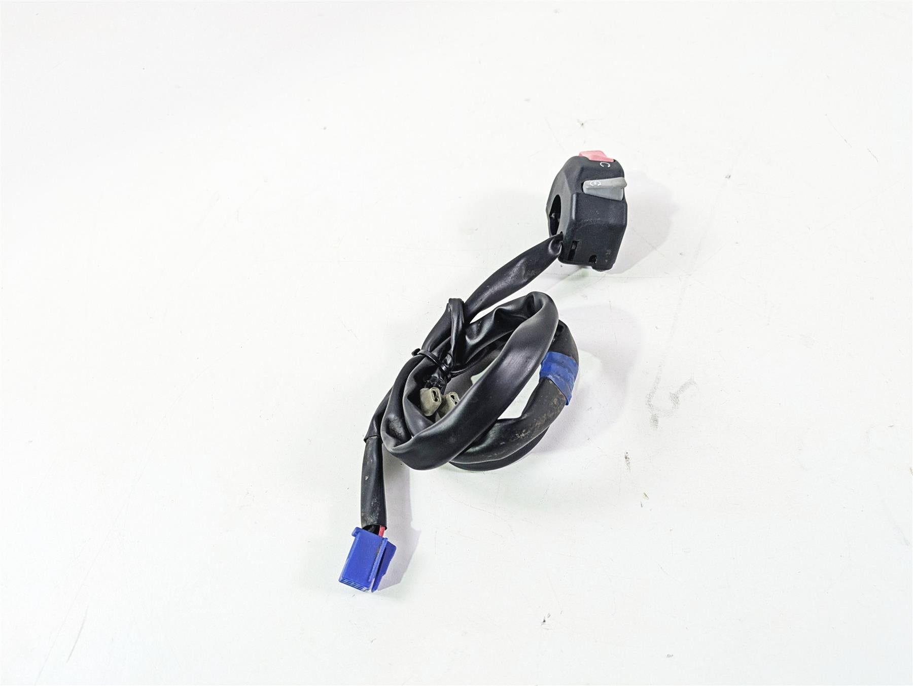 2009 Yamaha FZ1 FZS10 Fazer Right Hand Start Stop Control Switch 2D1-83975-00-00 {{ shop.shopifyCountryName }} - Mototech271