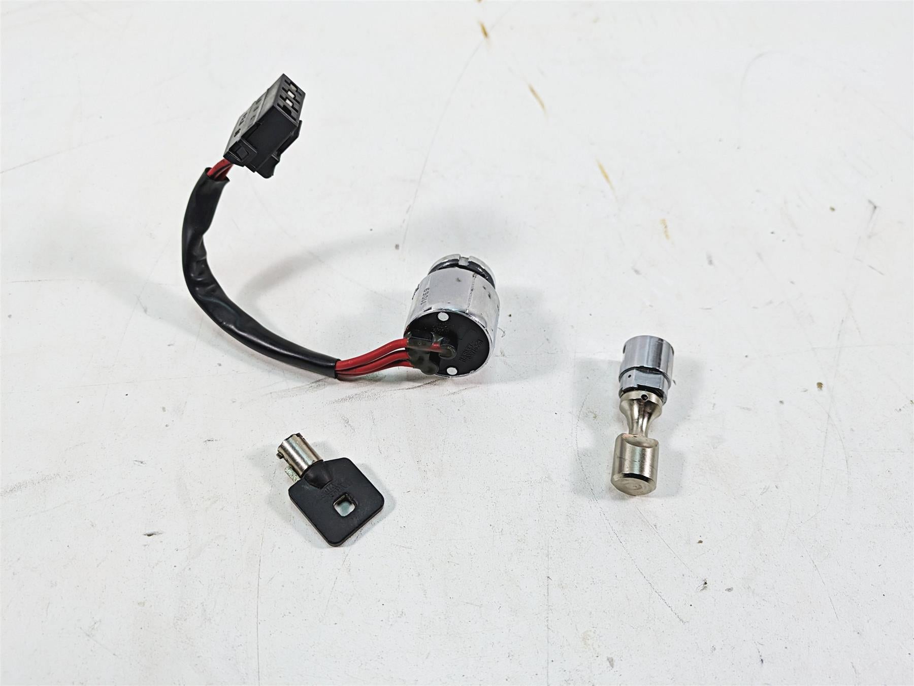 2000 Harley Dyna FXDL Low Rider Ignition Switch Key Lock Set 71421-90B 71428-90B {{ shop.shopifyCountryName }} - Mototech271