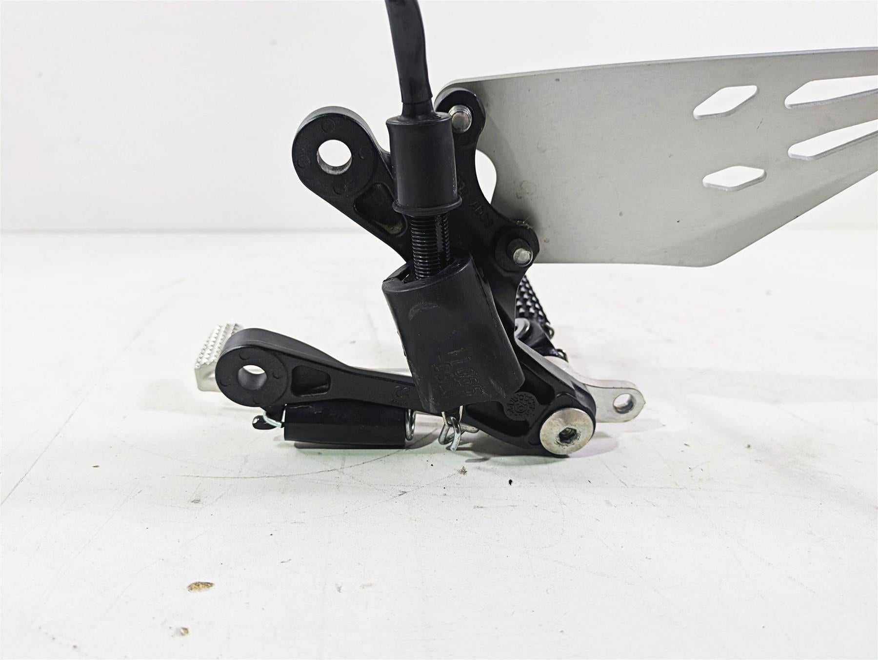 2020 Kawasaki ZX6R Ninja Right Foot Peg Brake Pedal Lever 35063-0590-18R {{ shop.shopifyCountryName }} - Mototech271