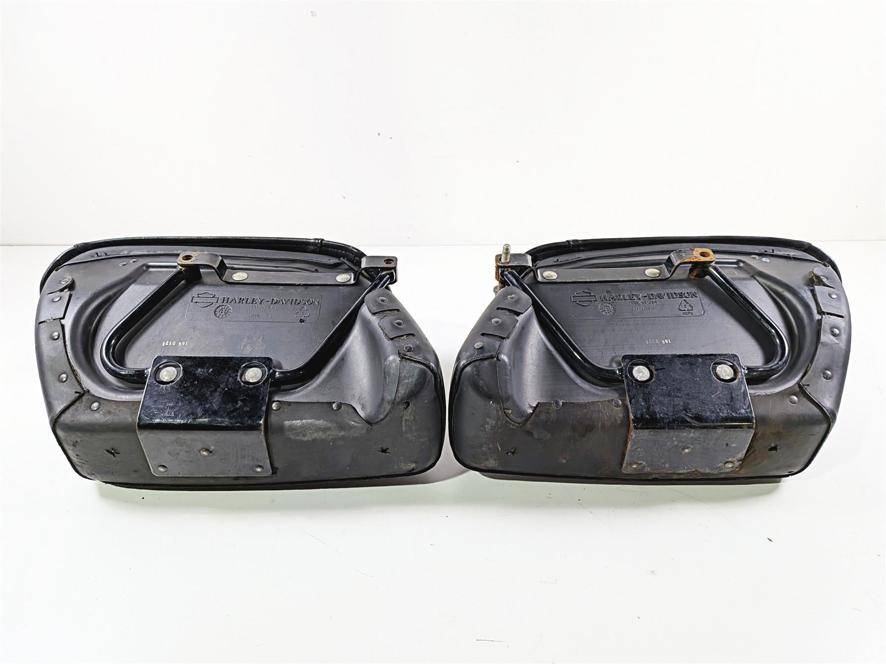 2012 Harley Softail FLSTF Fat Boy Saddlebag & Mounts Leather Hard Bags 53061-00B {{ shop.shopifyCountryName }} - Mototech271