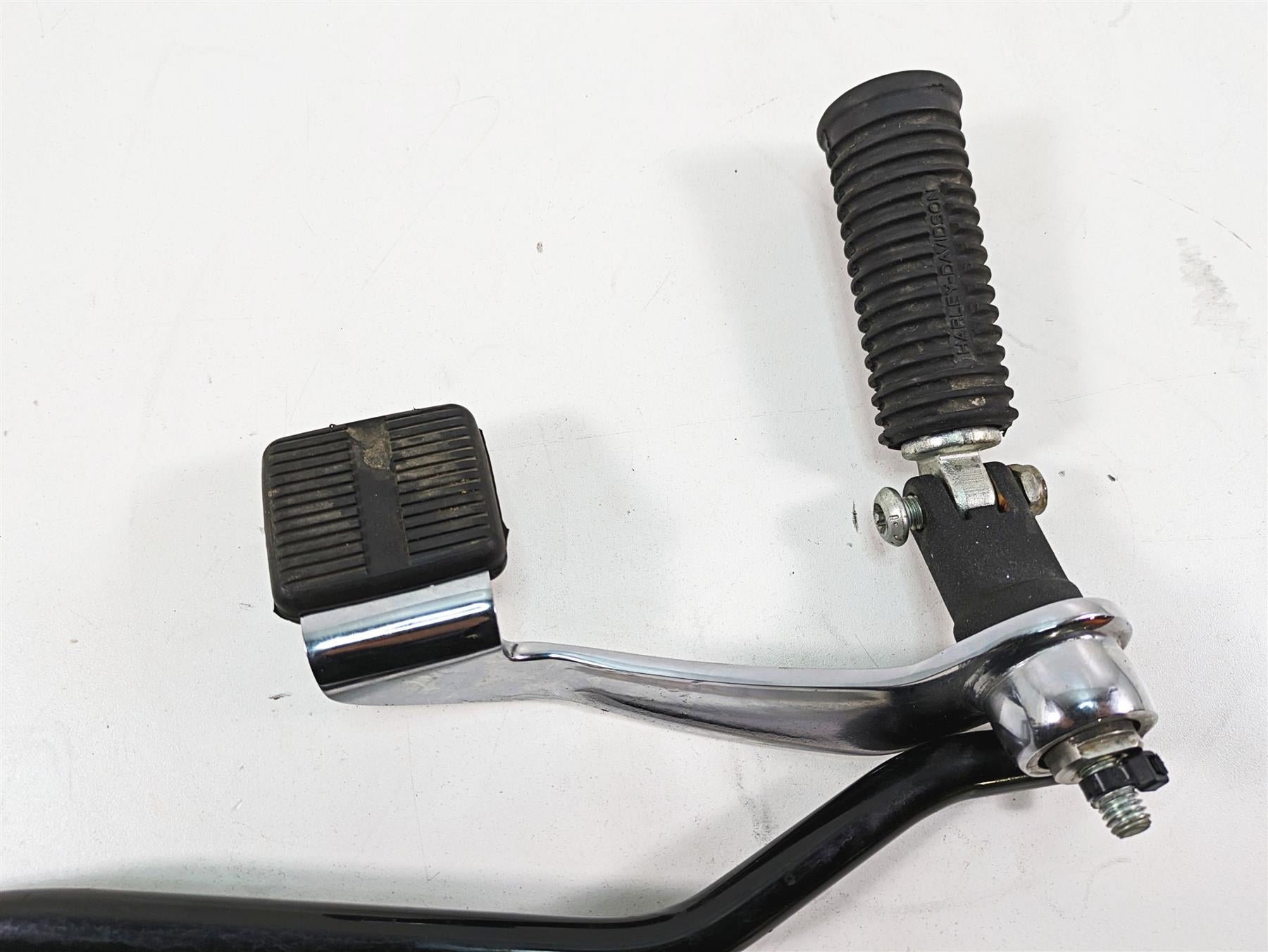 2009 Harley FXDF Dyna Fat Bob Right Front Foot Peg Brake Pedal Set 42663-03A {{ shop.shopifyCountryName }} - Mototech271