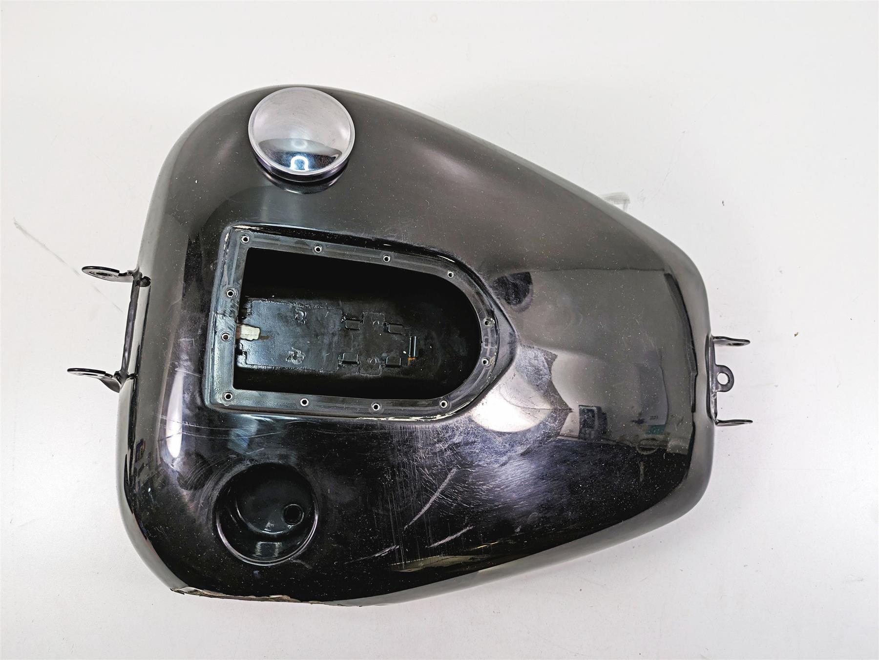 2009 Harley FXDF Dyna Fat Bob Fuel Gas Petrol Tank Reservoir - Read 61000705 {{ shop.shopifyCountryName }} - Mototech271