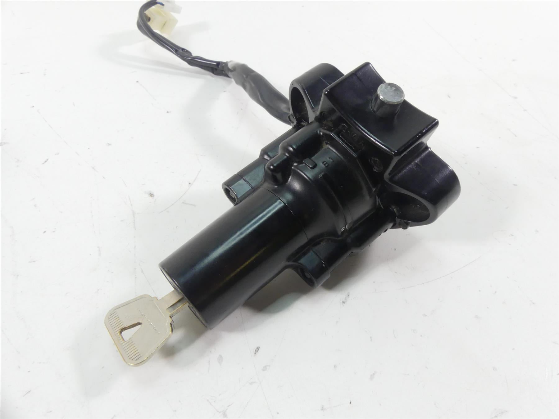 2013 Yamaha VMX17 V-Max 1700 Ignition Switch Key Lock Cap Set 2S3-82501-00-00 {{ shop.shopifyCountryName }} - Mototech271
