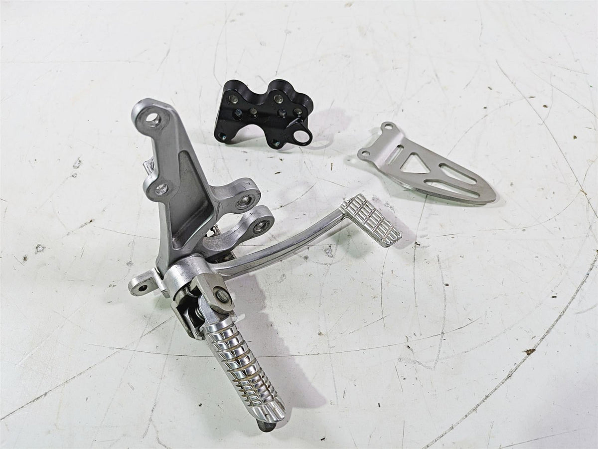 2016 Suzuki GSXR1000 Right Front Foot Peg Brake Pedal & Mount Set 3511-47H10 {{ shop.shopifyCountryName }} - Mototech271