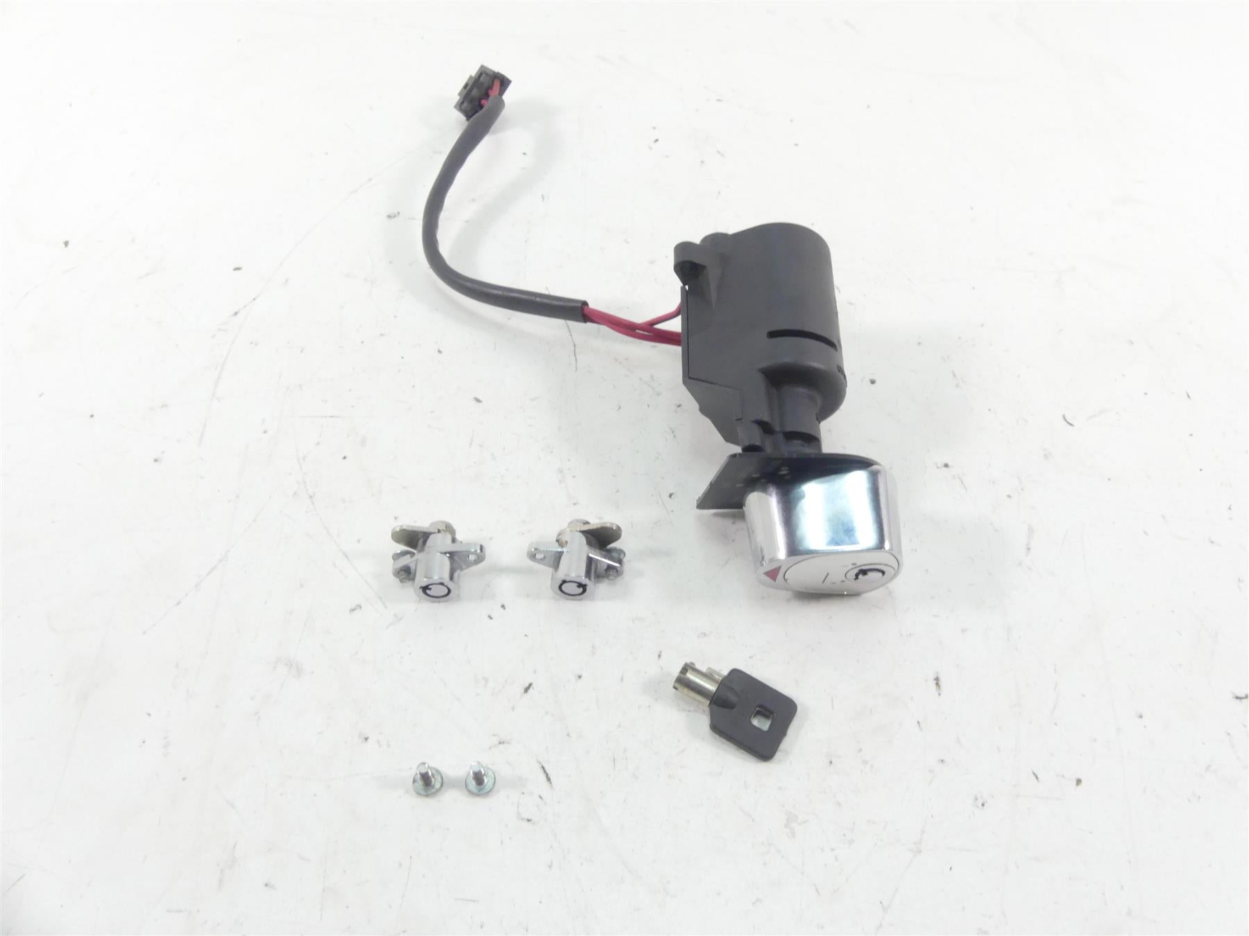 2005 Harley Touring CVO FLHTCSE Electra Glide Ignition Switch Key Lock 71640-99 {{ shop.shopifyCountryName }} - Mototech271