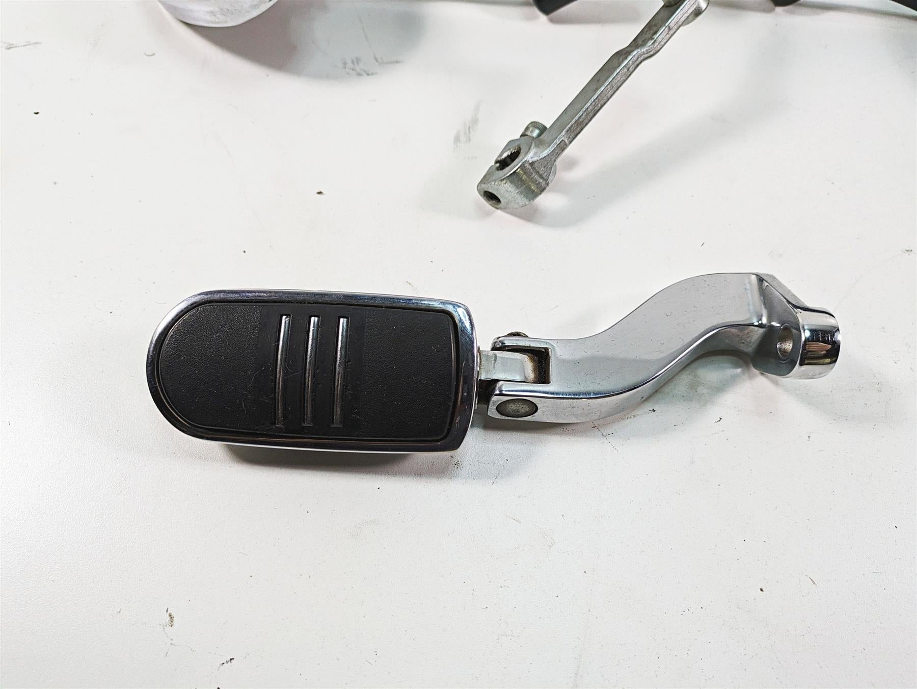 2006 Harley Touring FLHXI Street Glide Floor Board Foot Peg Lever Set 50688-04 {{ shop.shopifyCountryName }} - Mototech271