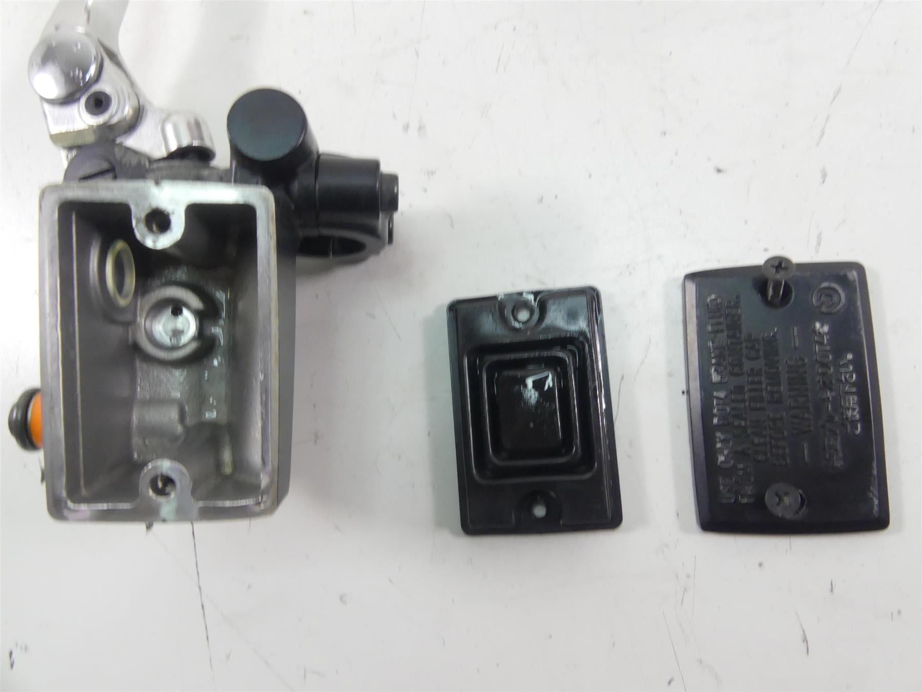 2008 Yamaha FZ1 Fazer Front Brake Master Cylinder 3C3-W2587-00-00 {{ shop.shopifyCountryName }} - Mototech271