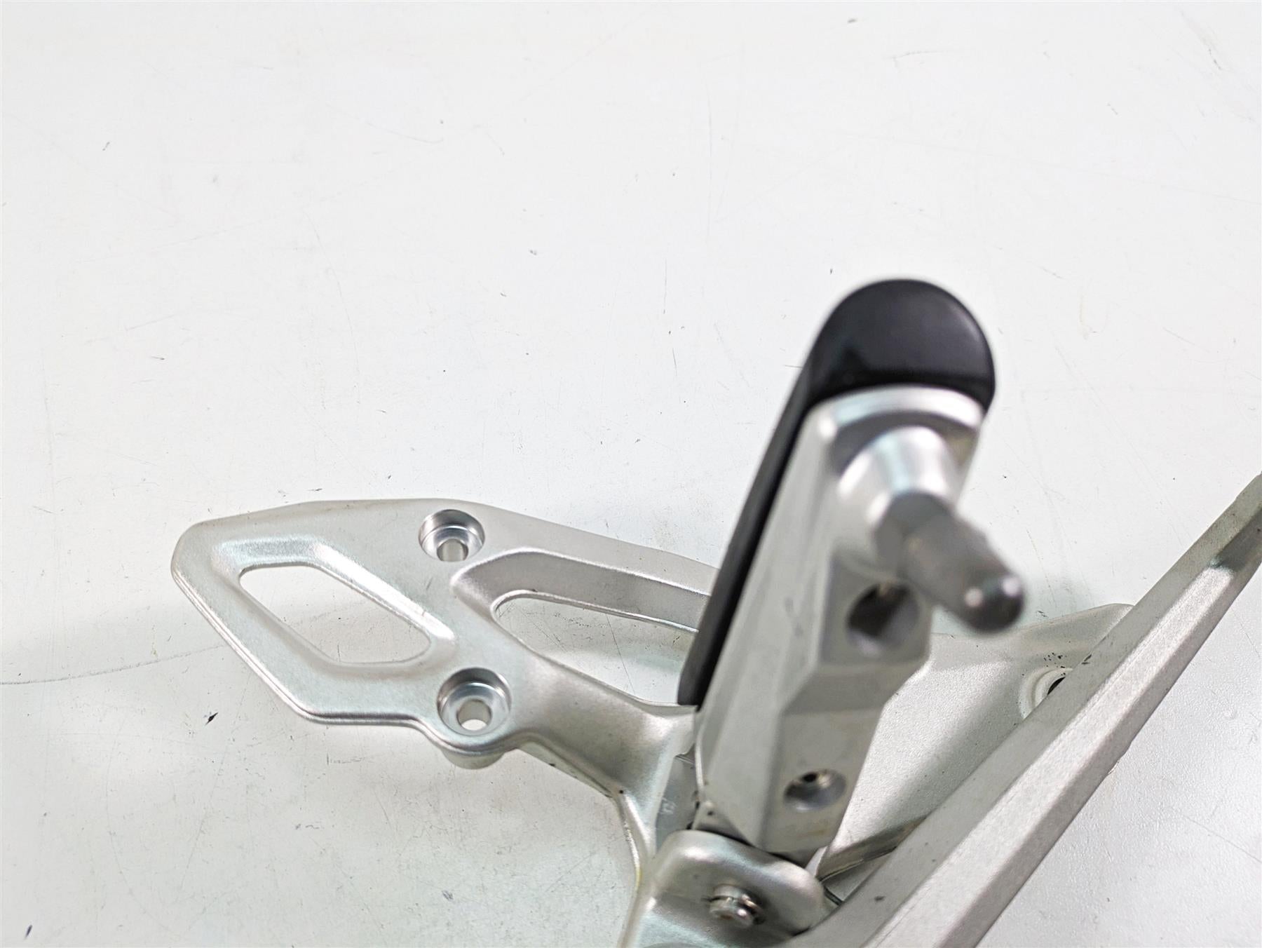 2016 BMW R1200R K53 Right Rider Footpeg & Brake Pedal Lever Set 46718540797 {{ shop.shopifyCountryName }} - Mototech271