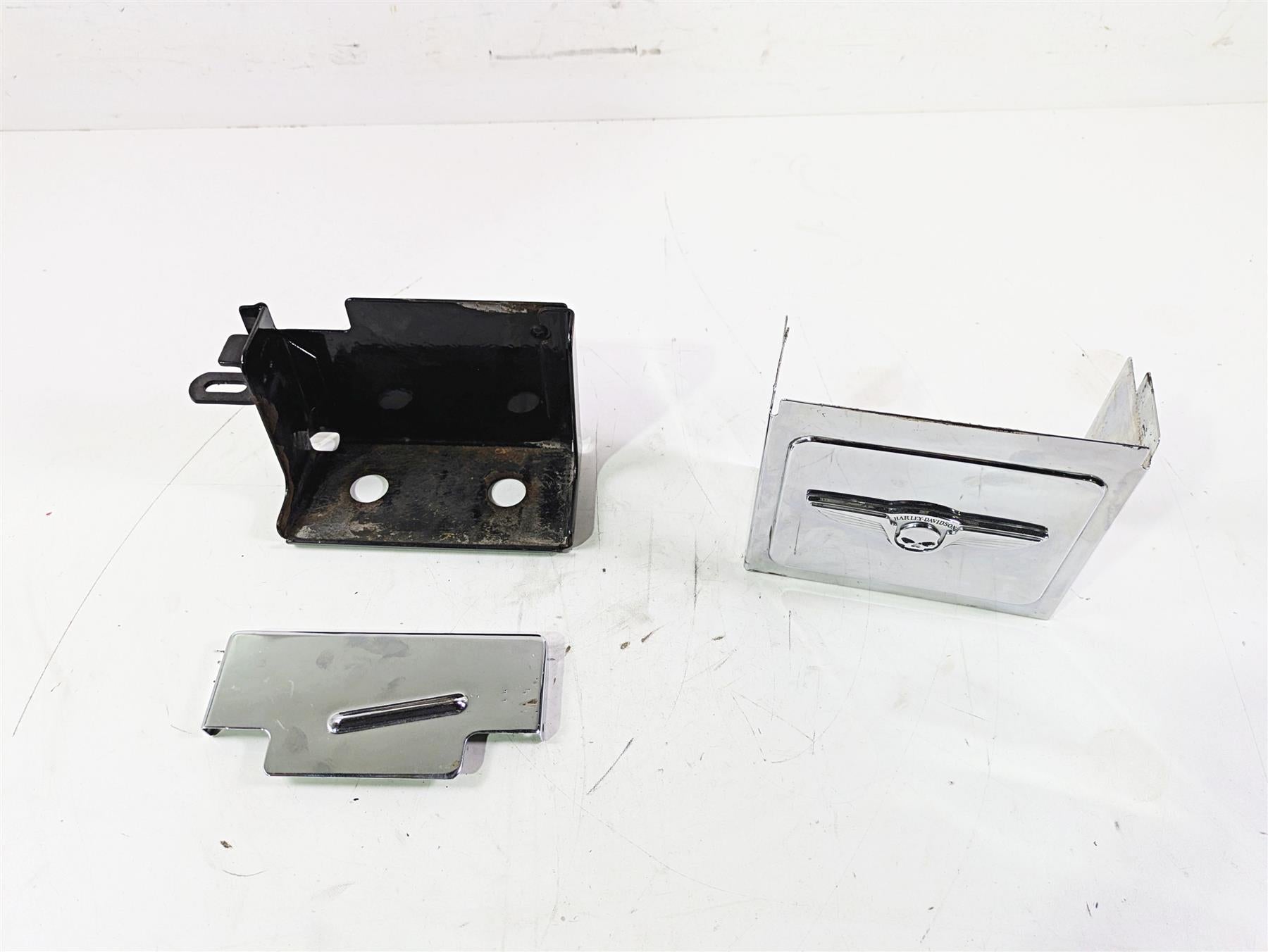 2002 Harley Dyna FXDL Low Rider Battery Tray Box & Skull Chrome Cover 66375-97 {{ shop.shopifyCountryName }} - Mototech271
