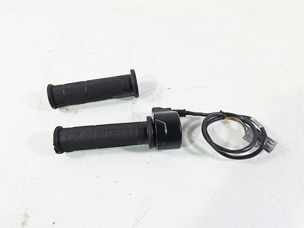 2015 Ducati Hypermotard 821 SP Ride By Wire Throttle Grip Set 66020031E {{ shop.shopifyCountryName }} - Mototech271