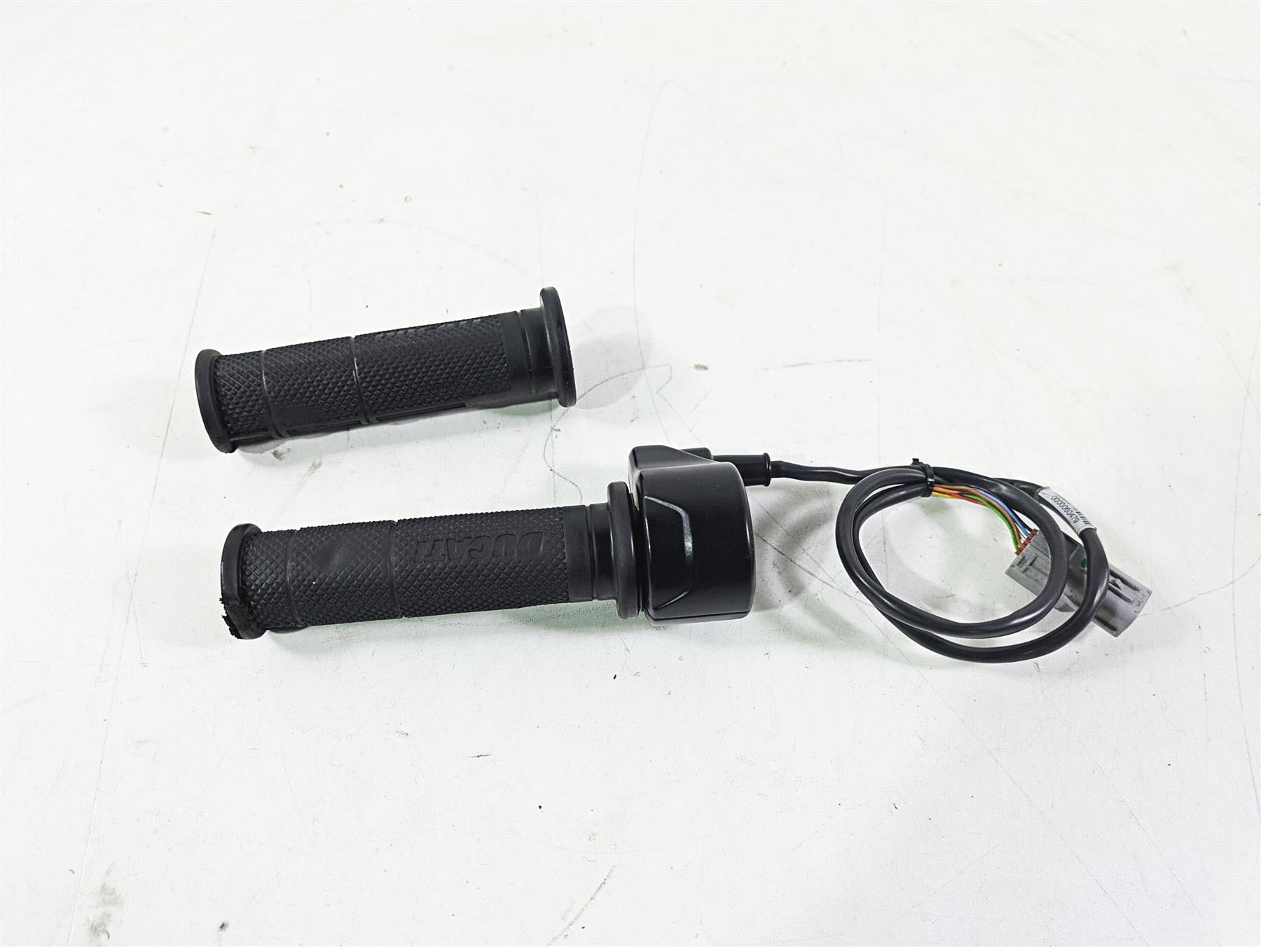 2015 Ducati Hypermotard 821 SP Ride By Wire Throttle Grip Set 66020031E {{ shop.shopifyCountryName }} - Mototech271