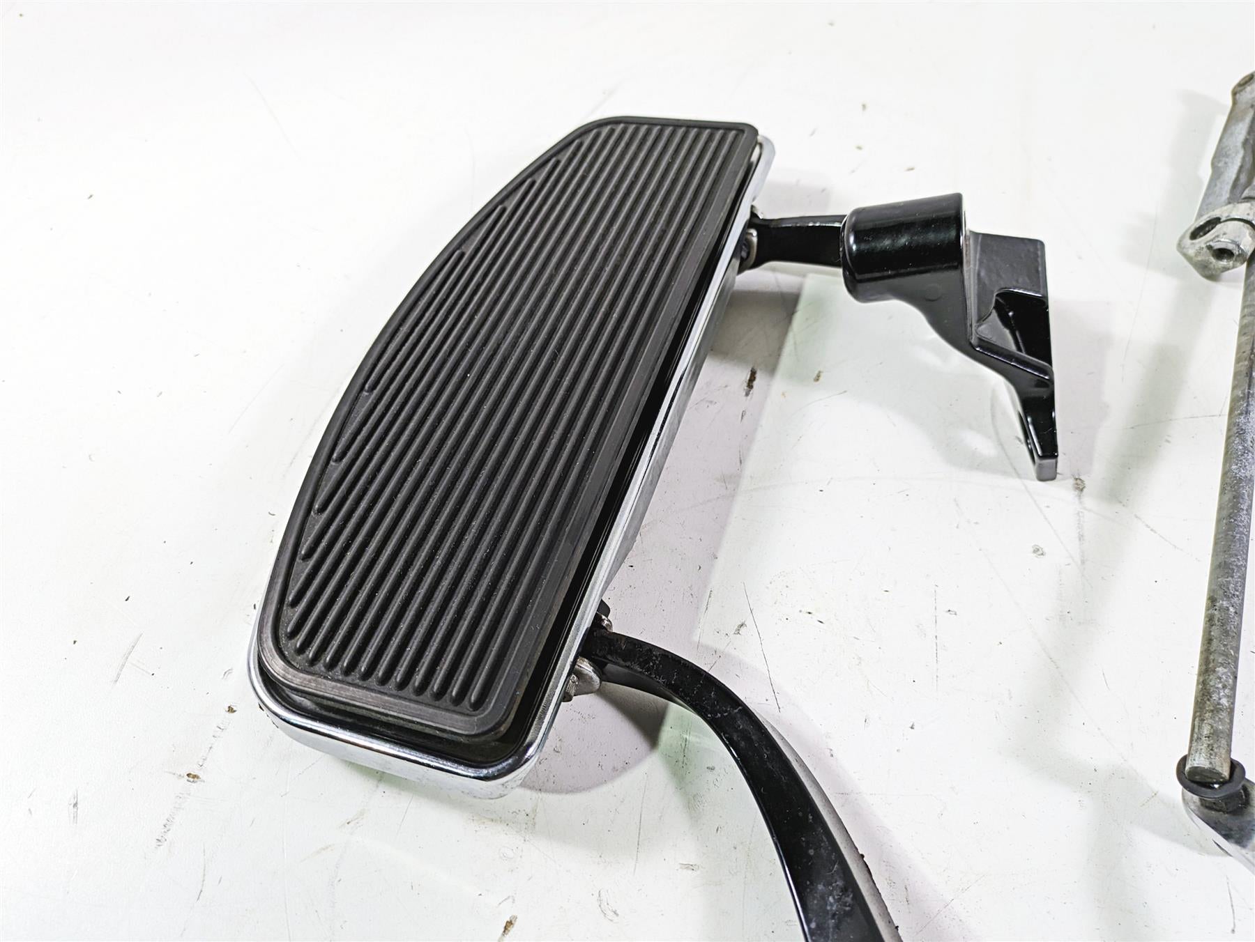 2012 Harley FLD Dyna Switchback Left Floor Board & Shifter 54174-12 34887-06 {{ shop.shopifyCountryName }} - Mototech271