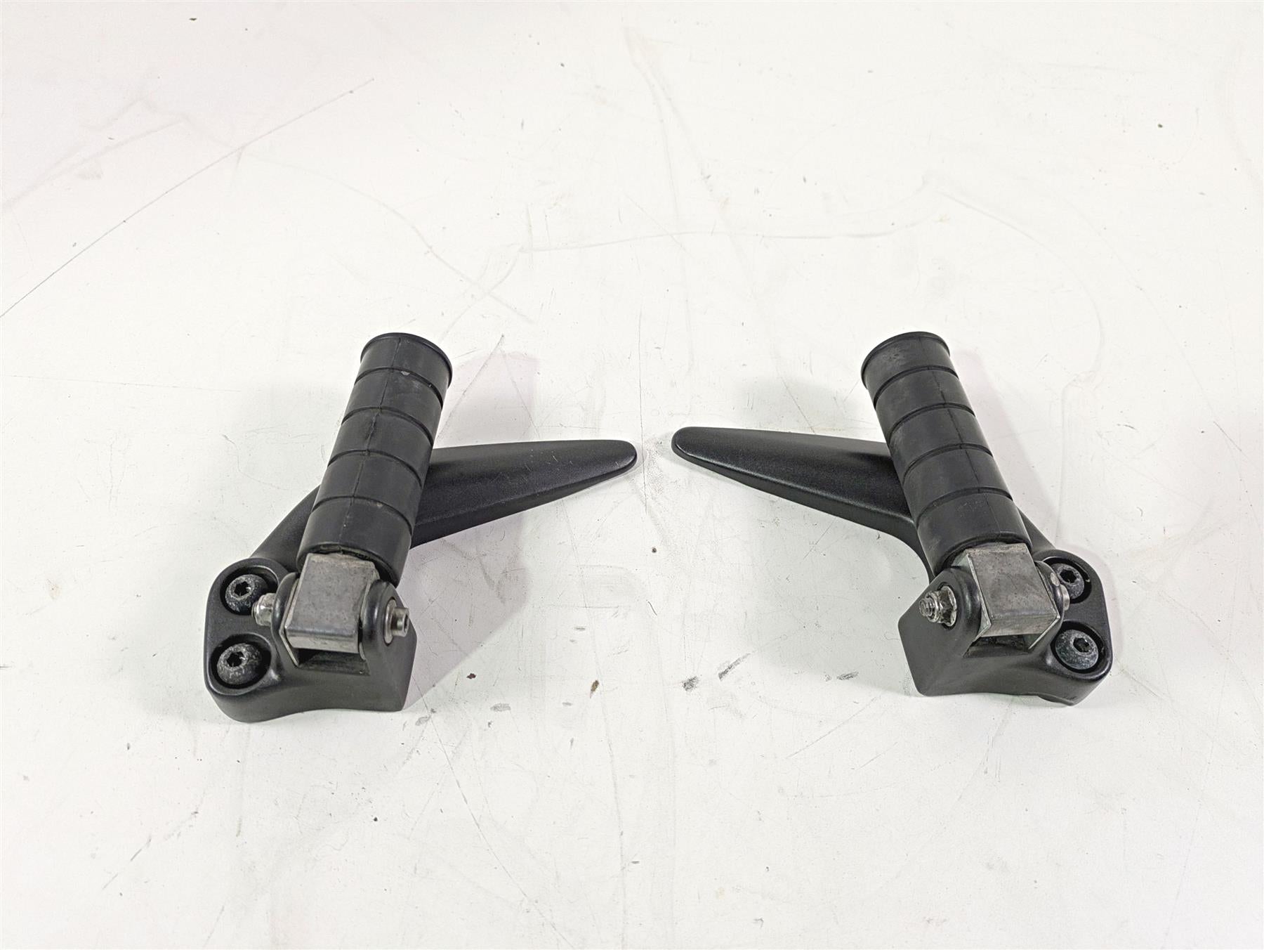 2008 Yamaha XVS1300 V-Star Tourer Rear Passenger Footpeg Set 3D8-27430-00-00 {{ shop.shopifyCountryName }} - Mototech271