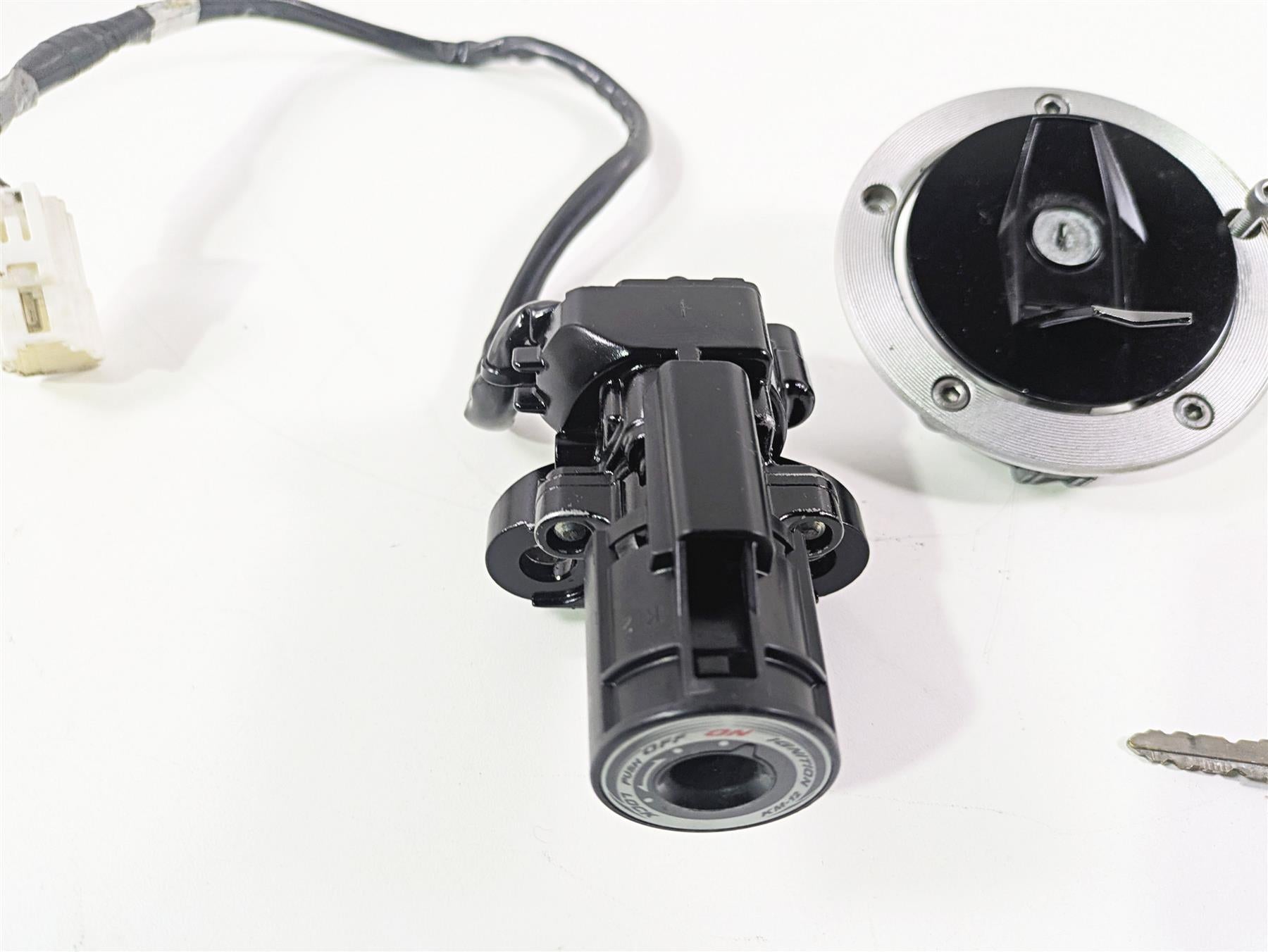 2016 Kawasaki ZX10R Ninja Ignition Switch Key Lock Tank Cap Set 27048-5104 {{ shop.shopifyCountryName }} - Mototech271