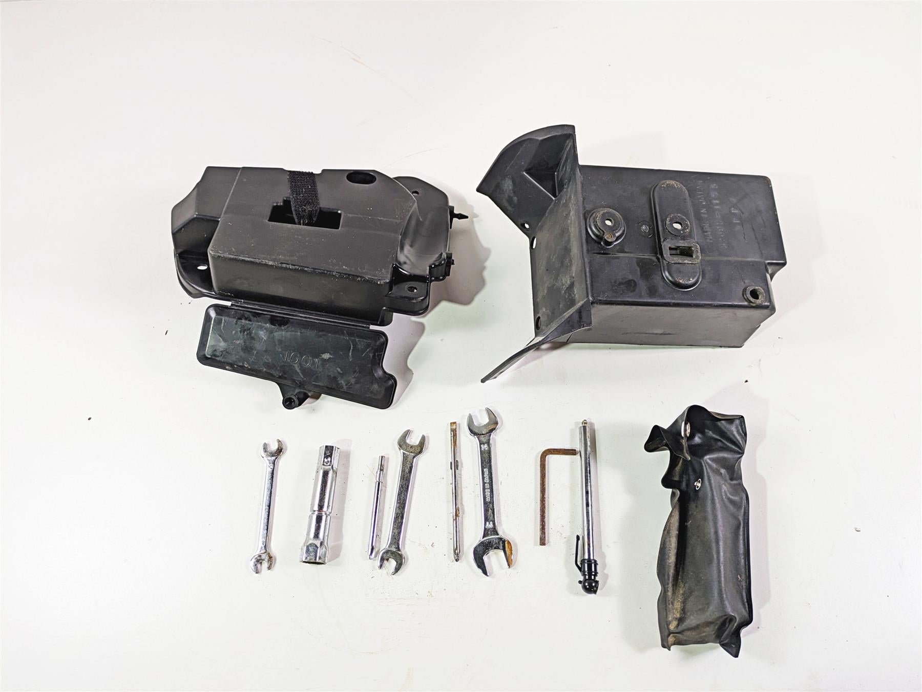 2008 Kawasaki VN1600 Vulcan Nomad Tool Kit & Plastic Carrier Set 32098-1137 {{ shop.shopifyCountryName }} - Mototech271