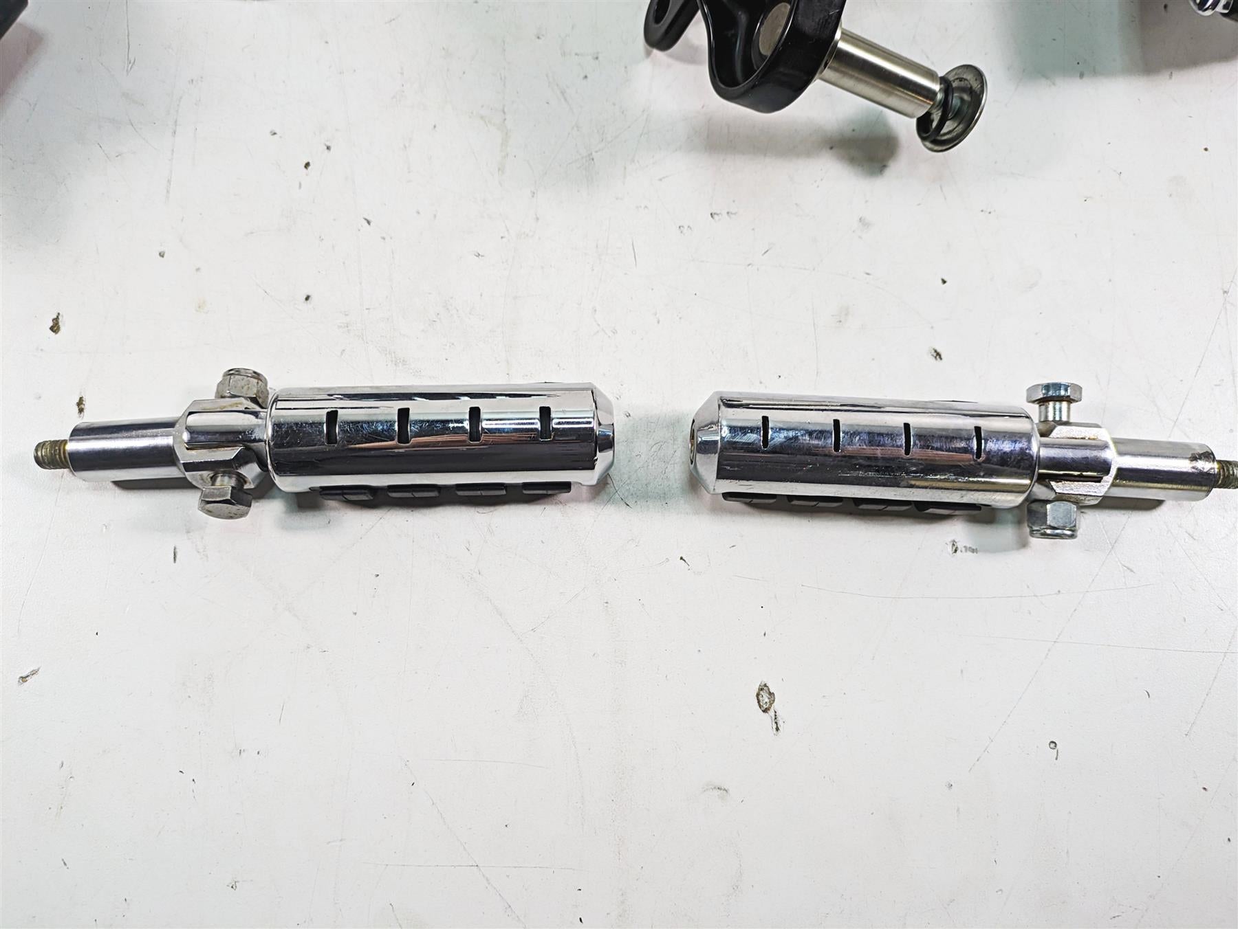 2000 Harley FXSTS Softail Springer Front Rear Footpeg & Shifter Set 33683-00 {{ shop.shopifyCountryName }} - Mototech271