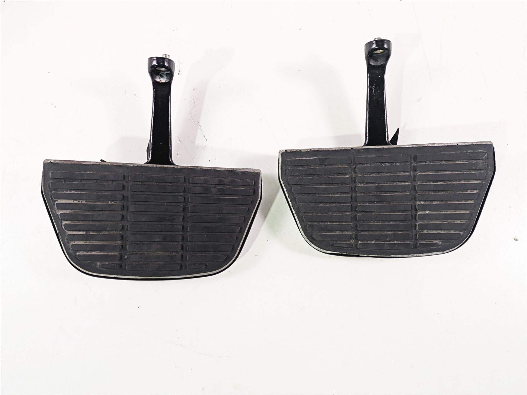 1999 Harley Touring FLHTCUI E-Glide Rear Passenger Floor Board Set 52719-93B