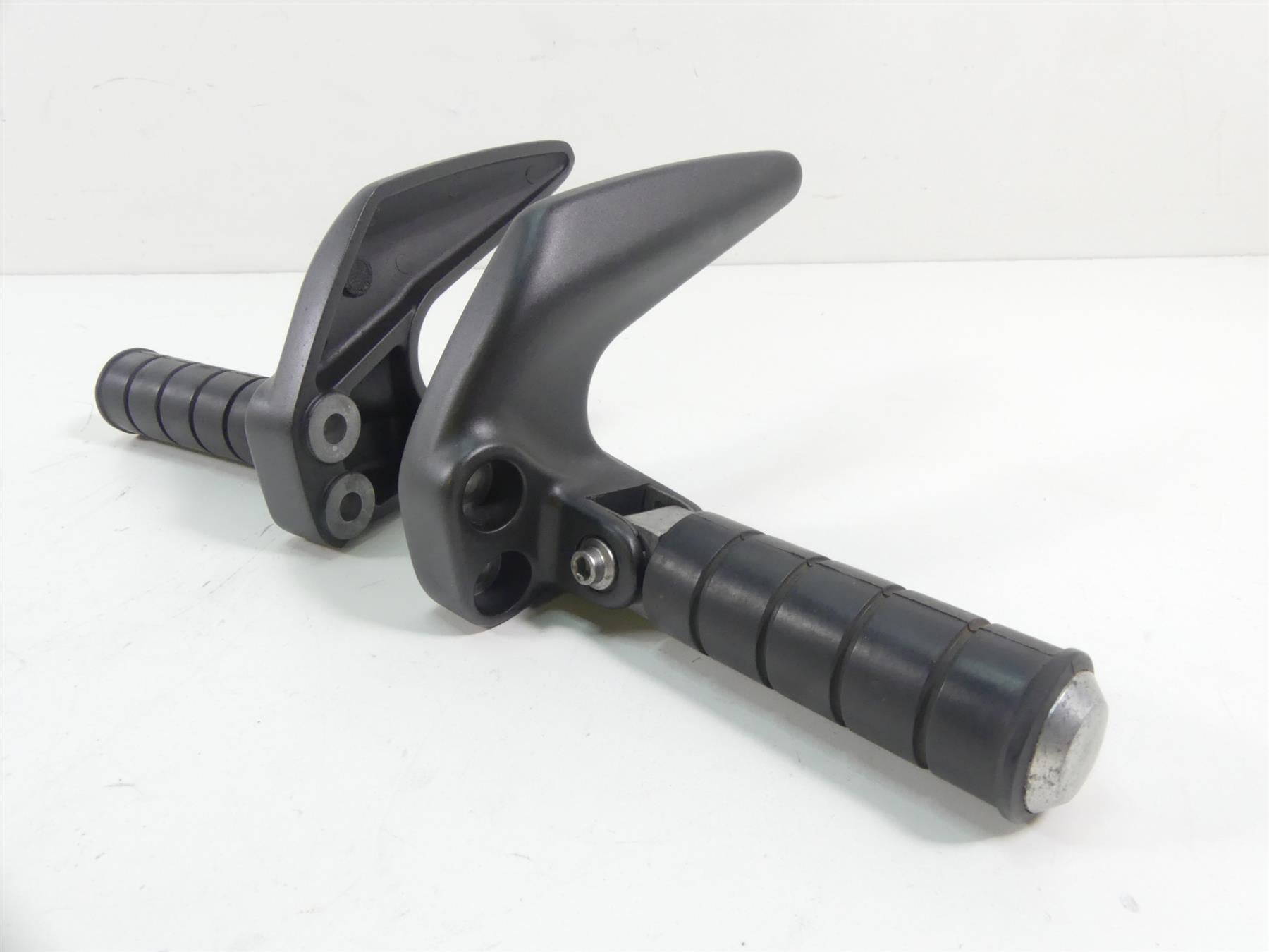2007 Yamaha XVS1300 V-Star Rear Passenger Foot Peg Footpeg Set 3D8-27430-00-00 {{ shop.shopifyCountryName }} - Mototech271