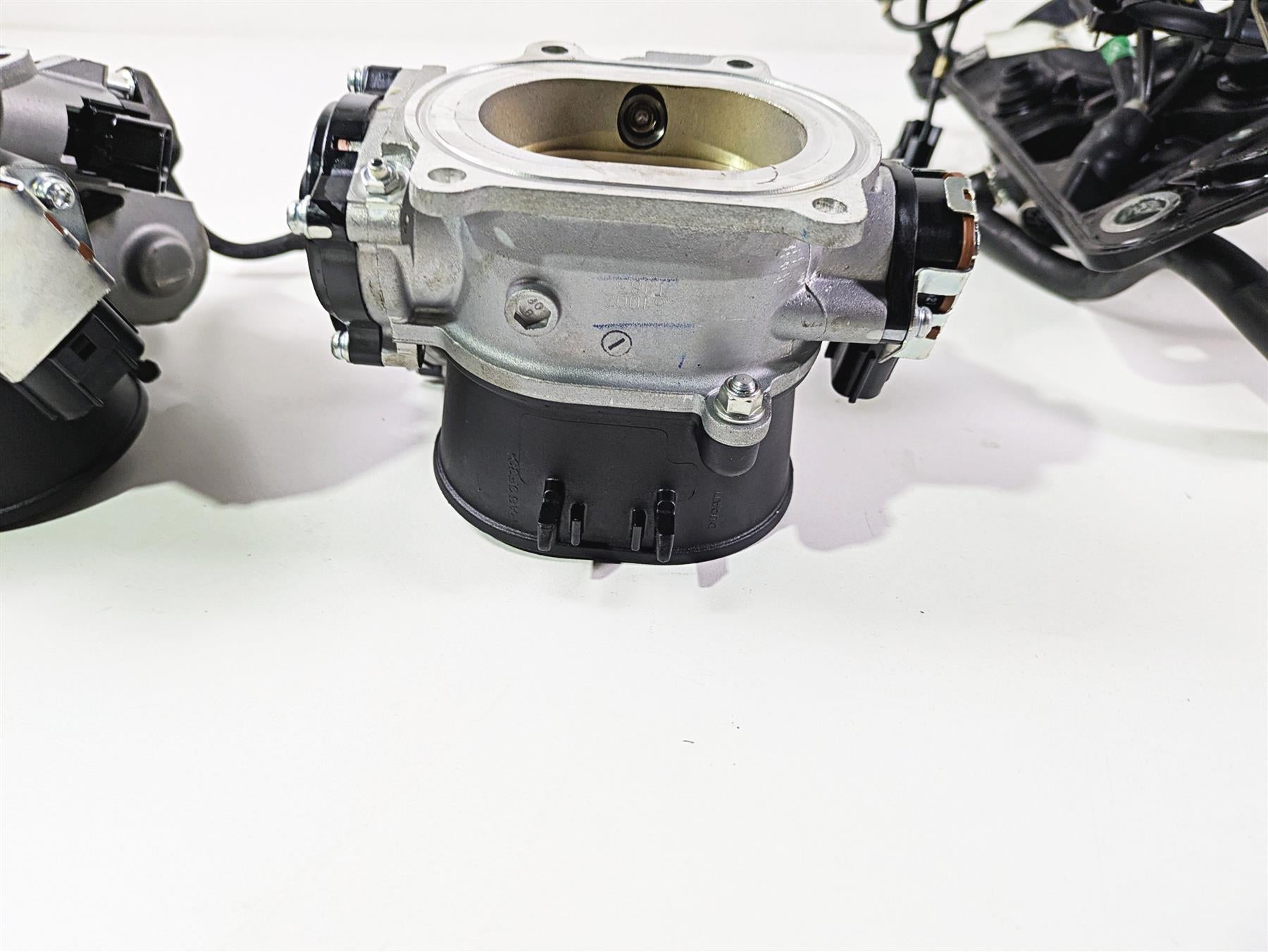 2022 Ducati Streetfighter V2 Throttle Bodies & Air Box Set 44212343B 28241121A {{ shop.shopifyCountryName }} - Mototech271
