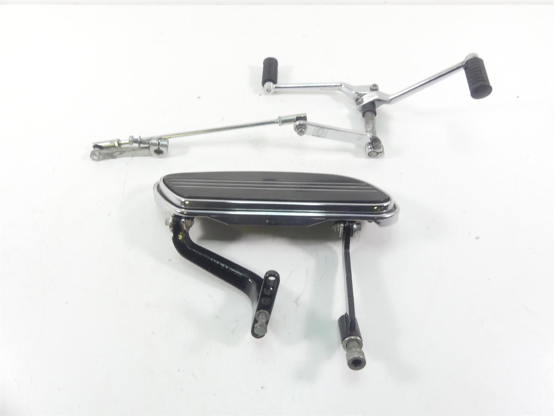 2005 Harley Touring FLHRSI Road King Left Front Floorboard & Shifter 50622-83C {{ shop.shopifyCountryName }} - Mototech271