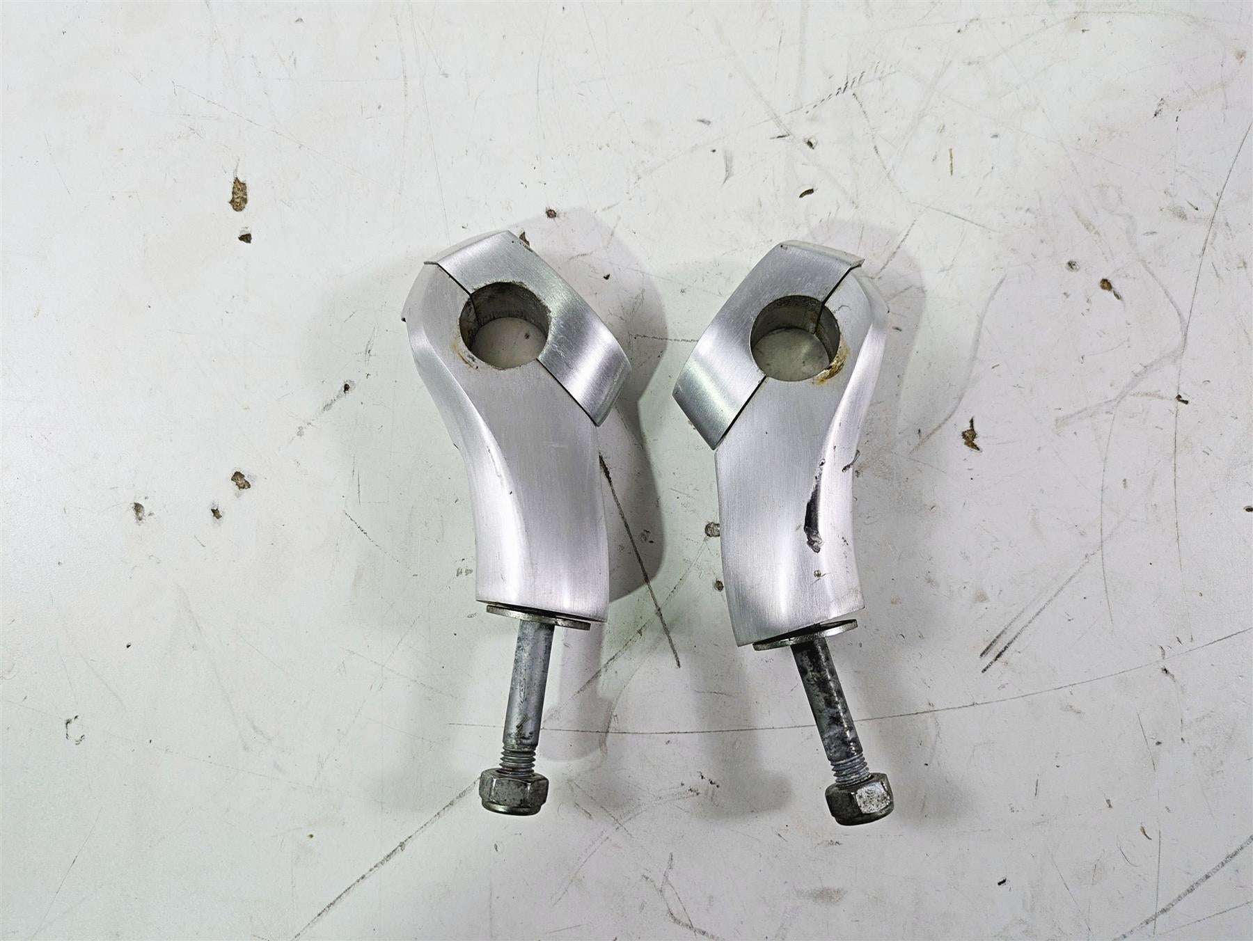 2004 Victory Kingpin Handlebar Riser Holder Set 1821325 1821325