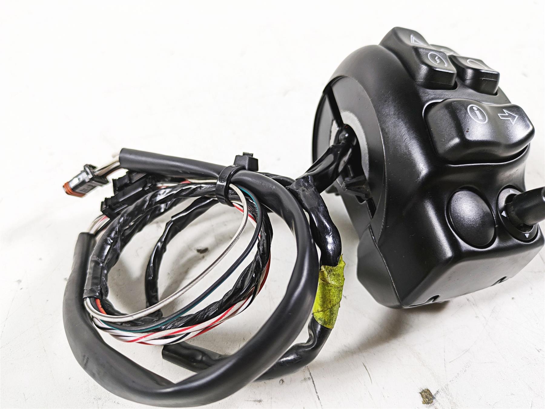 2015 Harley Touring FLHXS Street Glide Right Hand Start Control Switch 71500129C {{ shop.shopifyCountryName }} - Mototech271