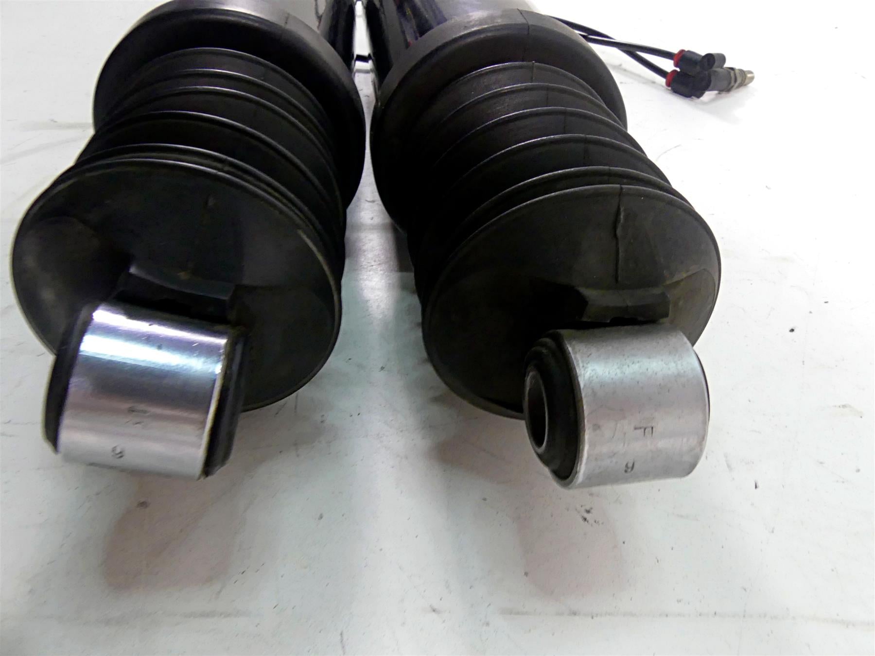 2008 Harley Touring FLHX Street Glide Rear 12" Air Shock Suspension 54662-02A {{ shop.shopifyCountryName }} - Mototech271
