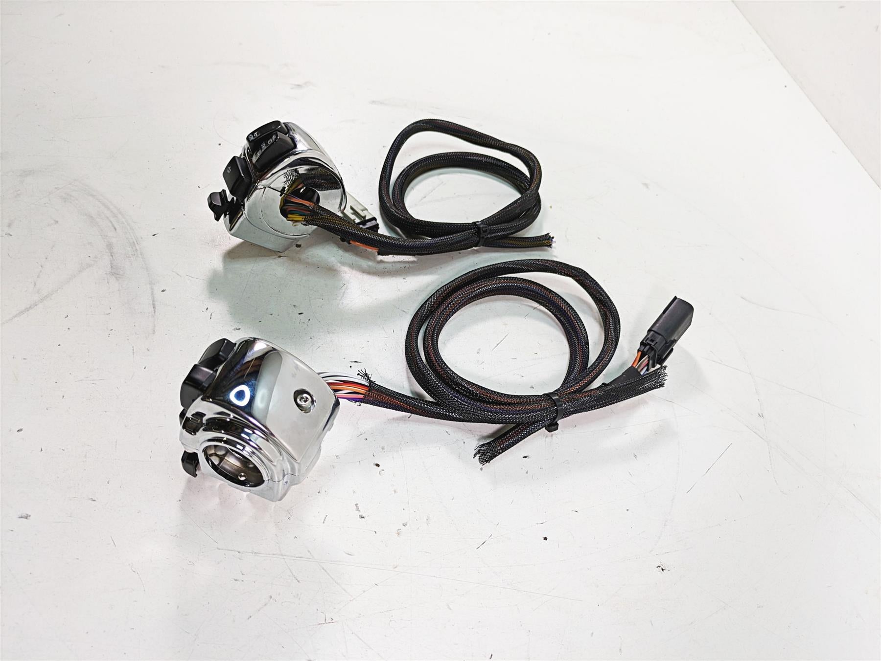 2010 Harley Touring FLHTCU Electra Glide Chrome Control Switch Set Read 71682-06 {{ shop.shopifyCountryName }} - Mototech271