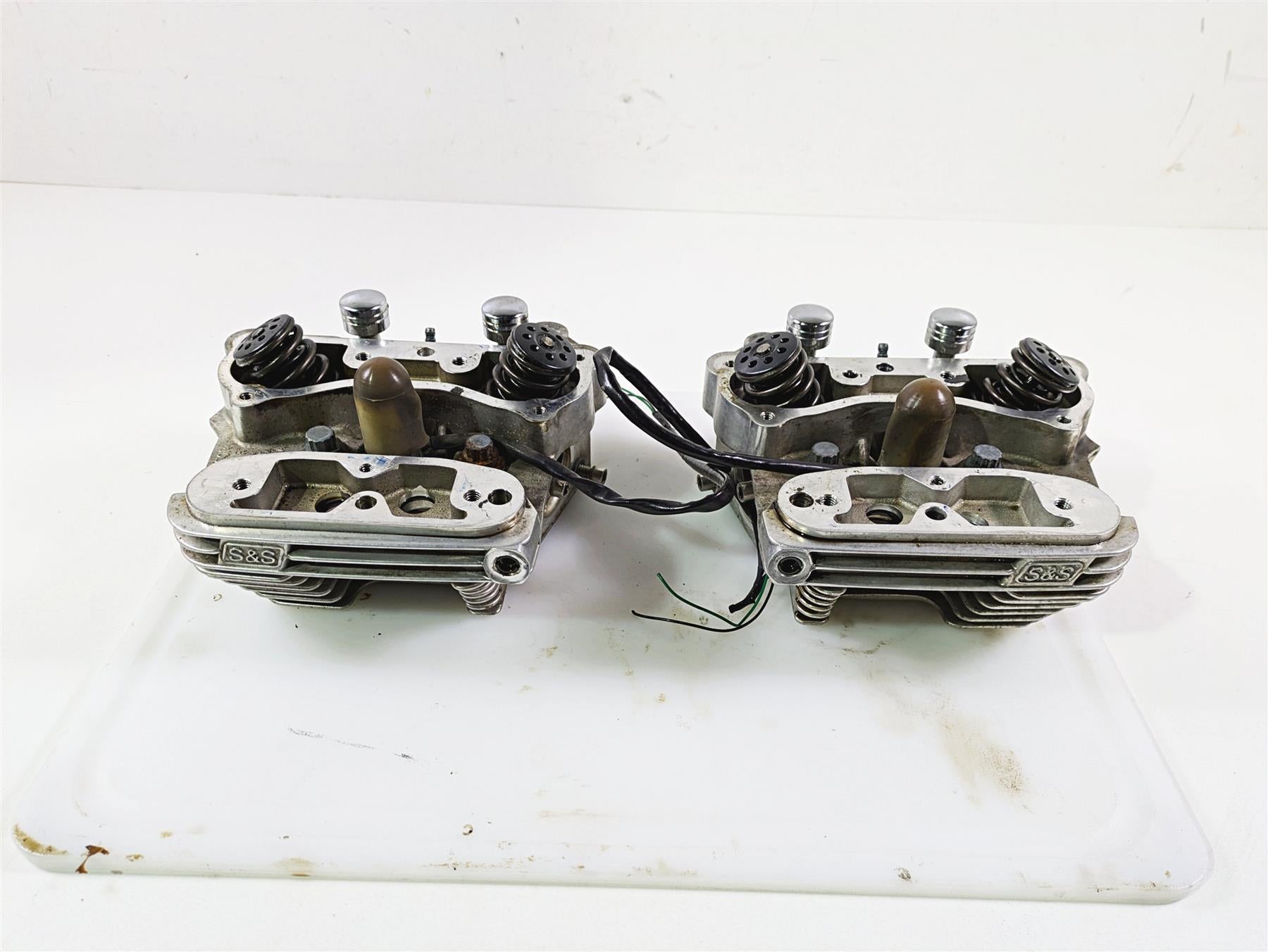 2004 Big Dog Chopper S&S Front Rear Cylinder Head Set 90-1000R 90-1000F 5390634 {{ shop.shopifyCountryName }} - Mototech271