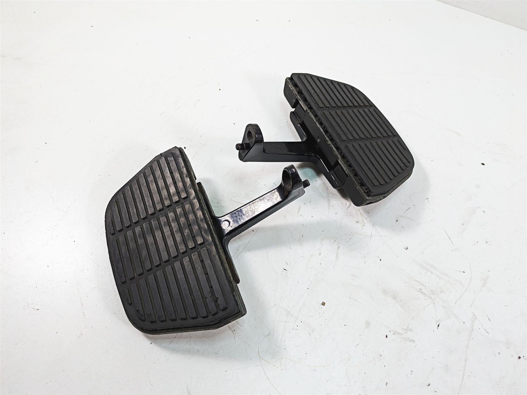 2005 Harley Touring FLHTCUI Electra Glide Passenger Floor Board Set 52719-93B {{ shop.shopifyCountryName }} - Mototech271