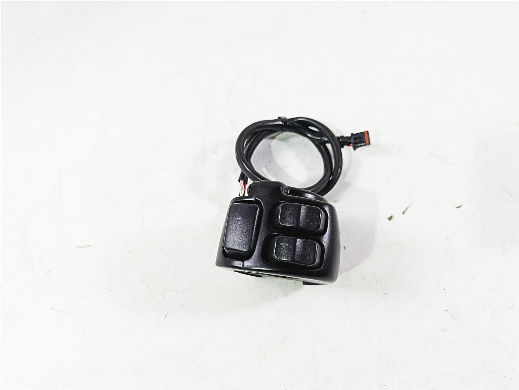 2018 Harley FXBR Softail Breakout Left Hand Blinker Control Switch 71500292 {{ shop.shopifyCountryName }} - Mototech271