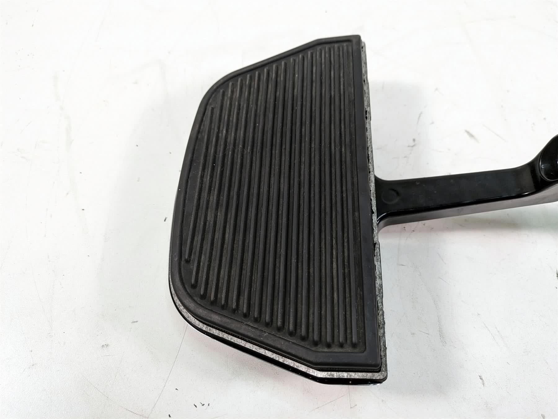 2006 Harley Touring FLHTCUI Electra Glide Passenger Floor Board Set 52719-93B {{ shop.shopifyCountryName }} - Mototech271