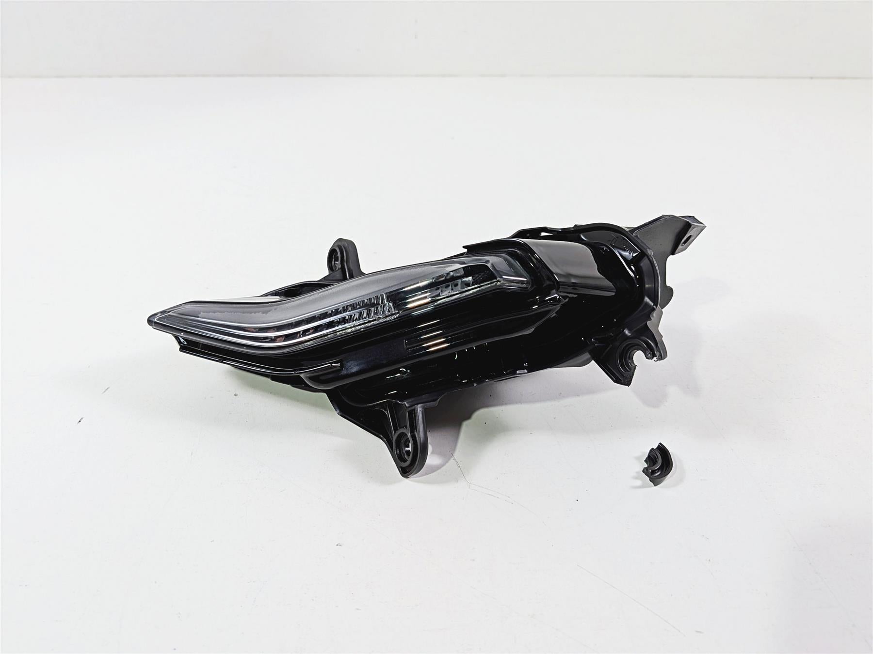 2025 Yamaha YZF R7 Right Pilot Headlight Running Lamp BEB-84302-00-00 {{ shop.shopifyCountryName }} - Mototech271