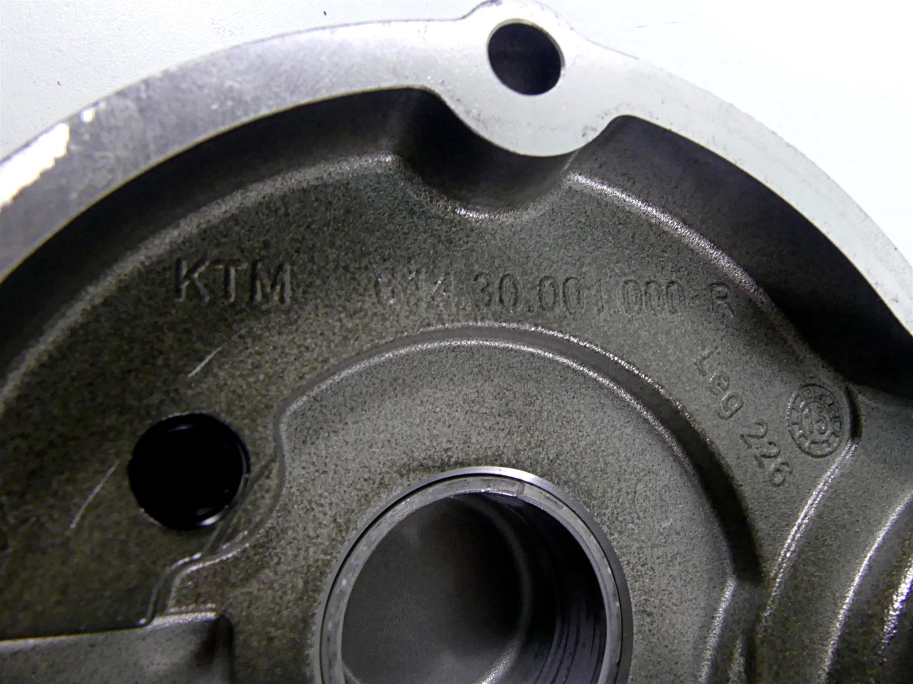 2016 KTM 1290 Super Duke R Clutch Side Cover & Water Pump 6133000114441 {{ shop.shopifyCountryName }} - Mototech271