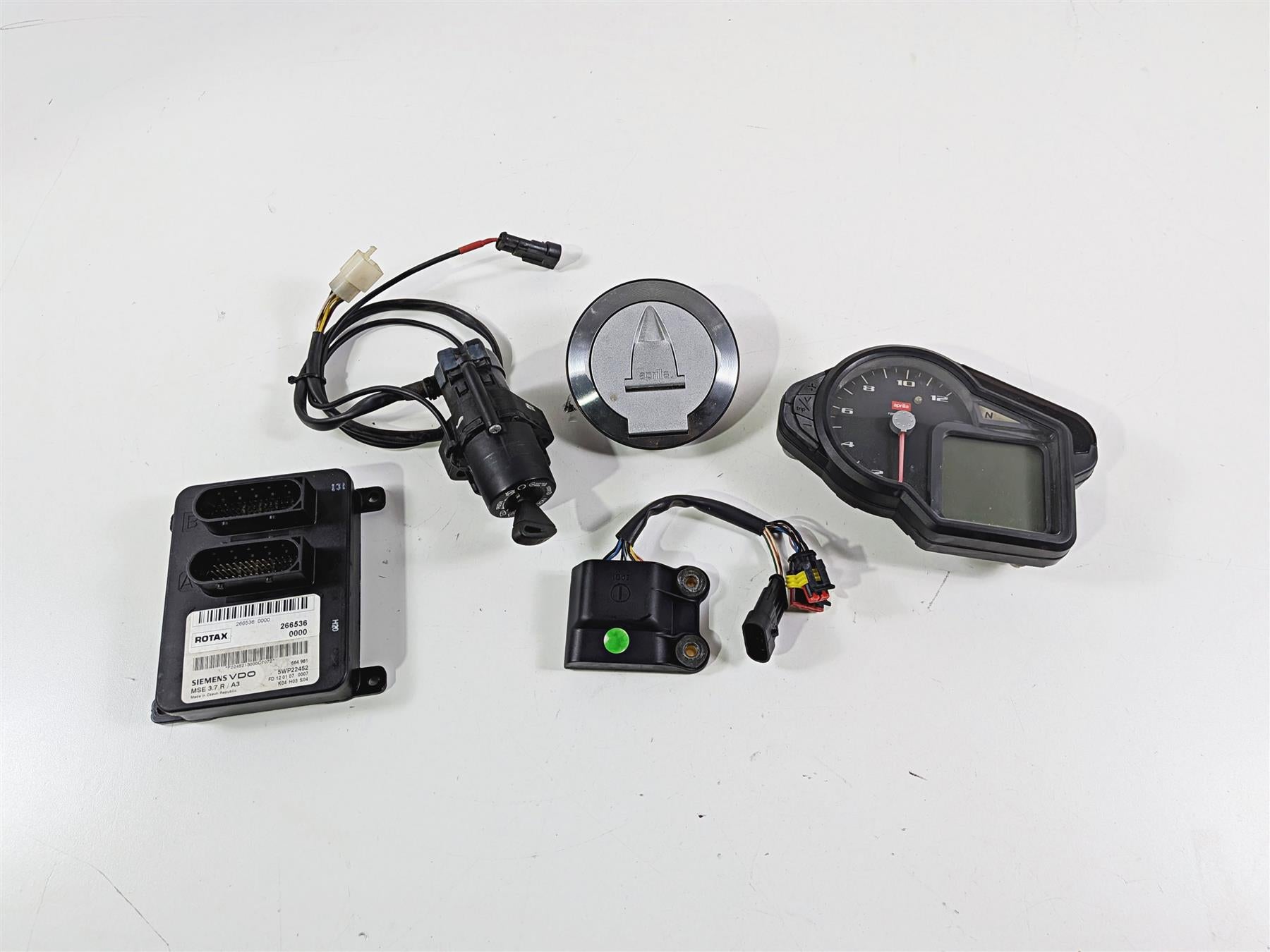 2008 Aprilia RSVR 1000 Factory Gauge 9k Cdi Ecm Ignition Switch Key Set 8127833 {{ shop.shopifyCountryName }} - Mototech271