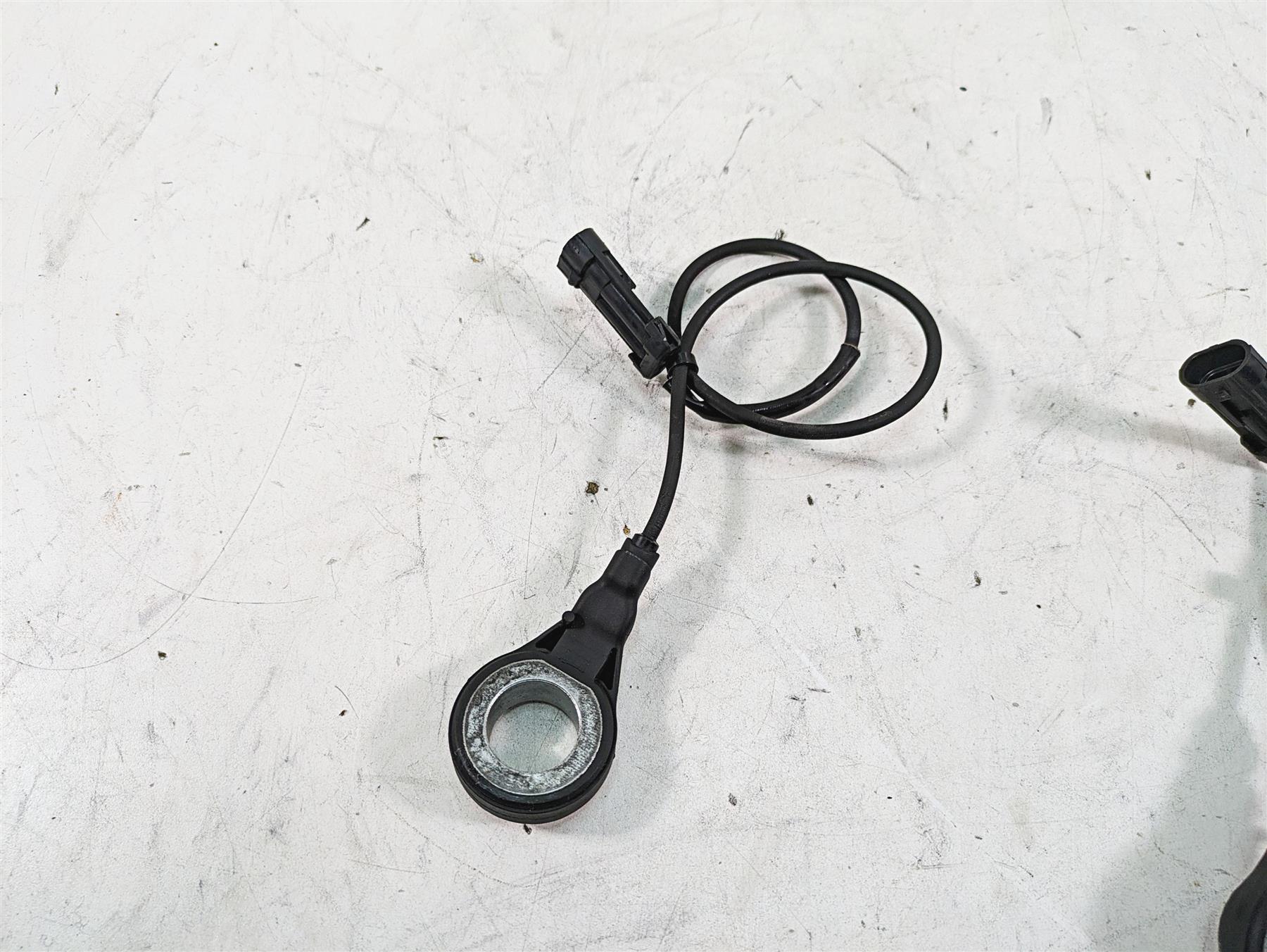 2010 Harley Touring FLHTCU Electra Glide Abs Brake Wheel Sensor Set 40614-08 {{ shop.shopifyCountryName }} - Mototech271