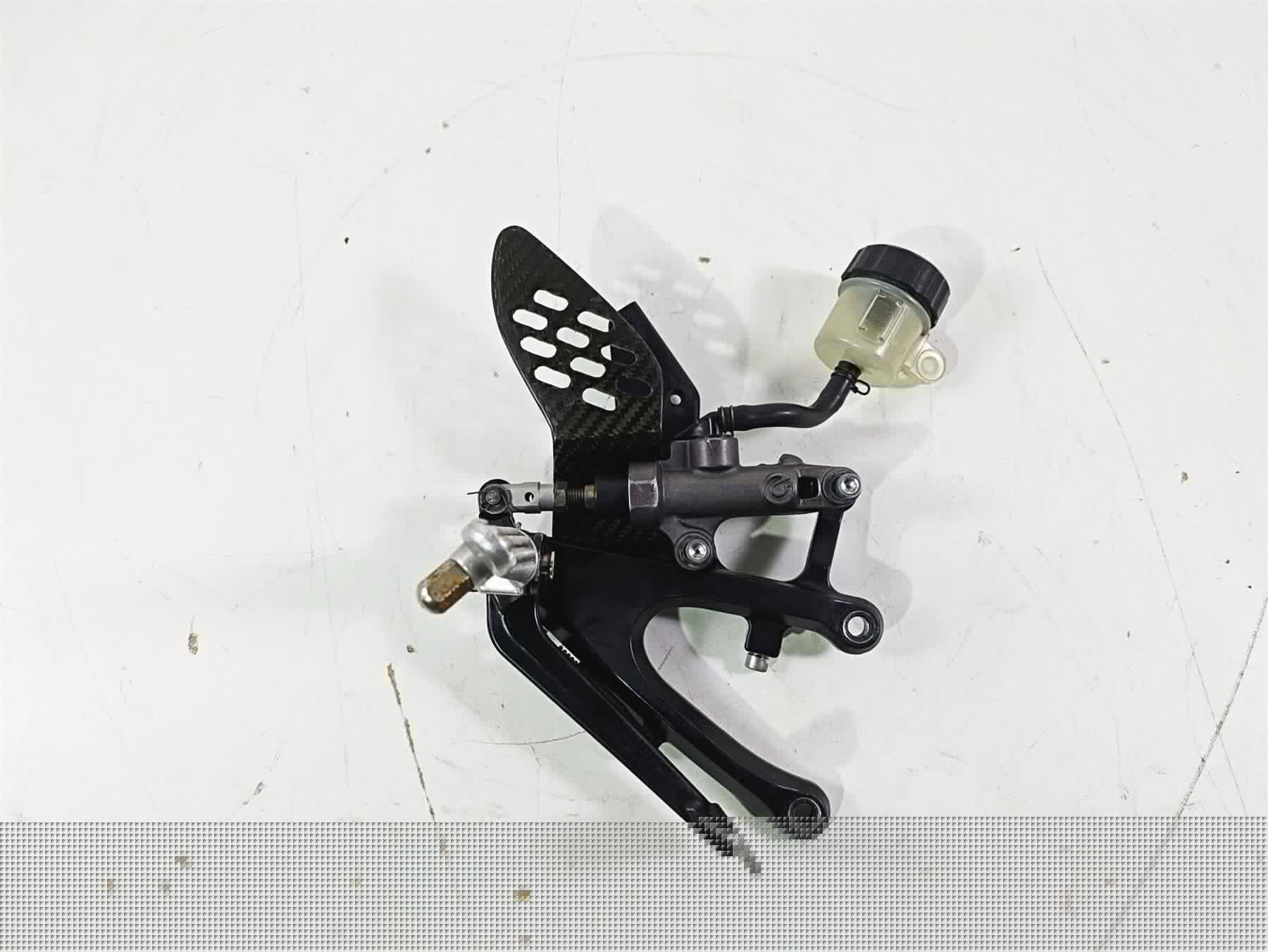 2005 Yamaha YZFR1 YZF R1 Right Footpeg & Master Cylinder Set 5VY-27443-01 {{ shop.shopifyCountryName }} - Mototech271
