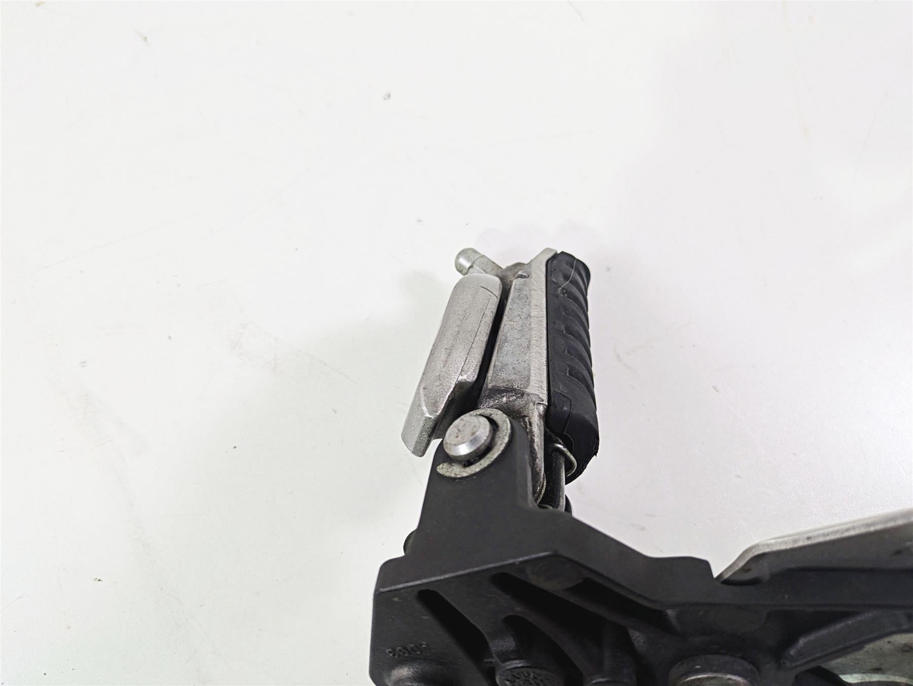 2020 Kawasaki Z900 ZR900 Left Front Foot Peg & Mount 35063-1399-18R {{ shop.shopifyCountryName }} - Mototech271