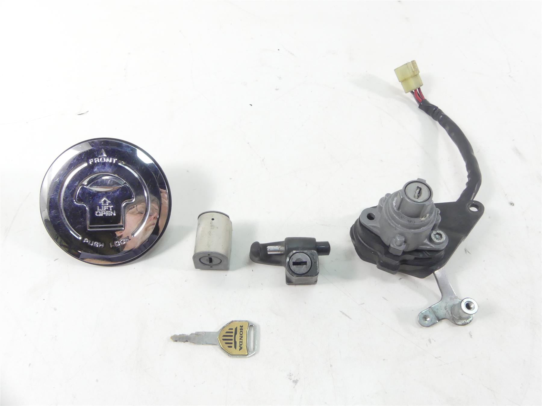 2006 Honda V-Twin VTX1800 N3 Ignition Switch Key Lock Tank Cap Set 35010-MCV-A20