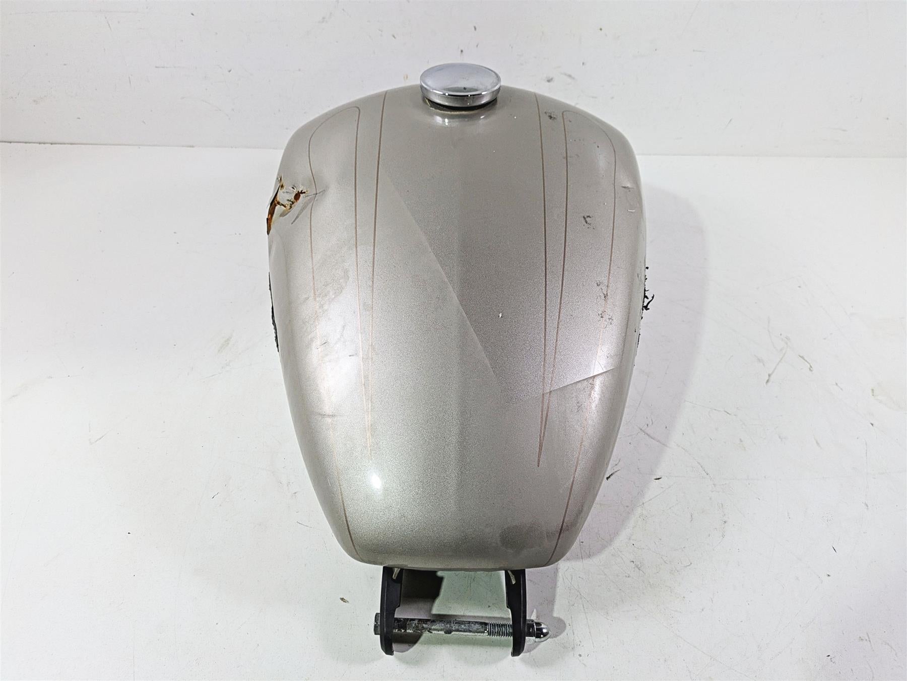 2018 Harley FXBR Softail Breakout Fuel Gas Petrol Tank - Dented 61000673 {{ shop.shopifyCountryName }} - Mototech271