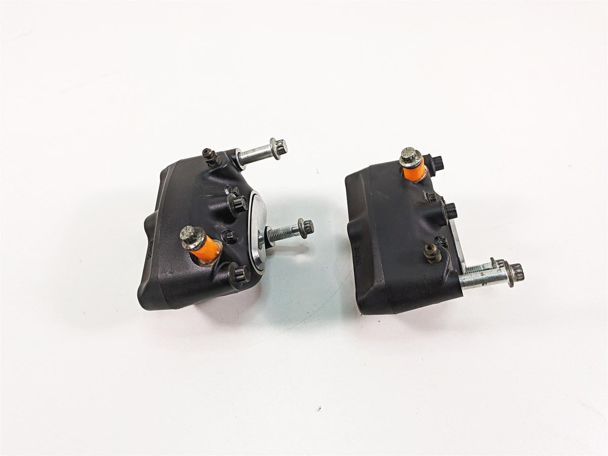 2006 Harley Touring FLHXI Street Glide Front Brake Caliper Set 44023-00 44046-00 {{ shop.shopifyCountryName }} - Mototech271