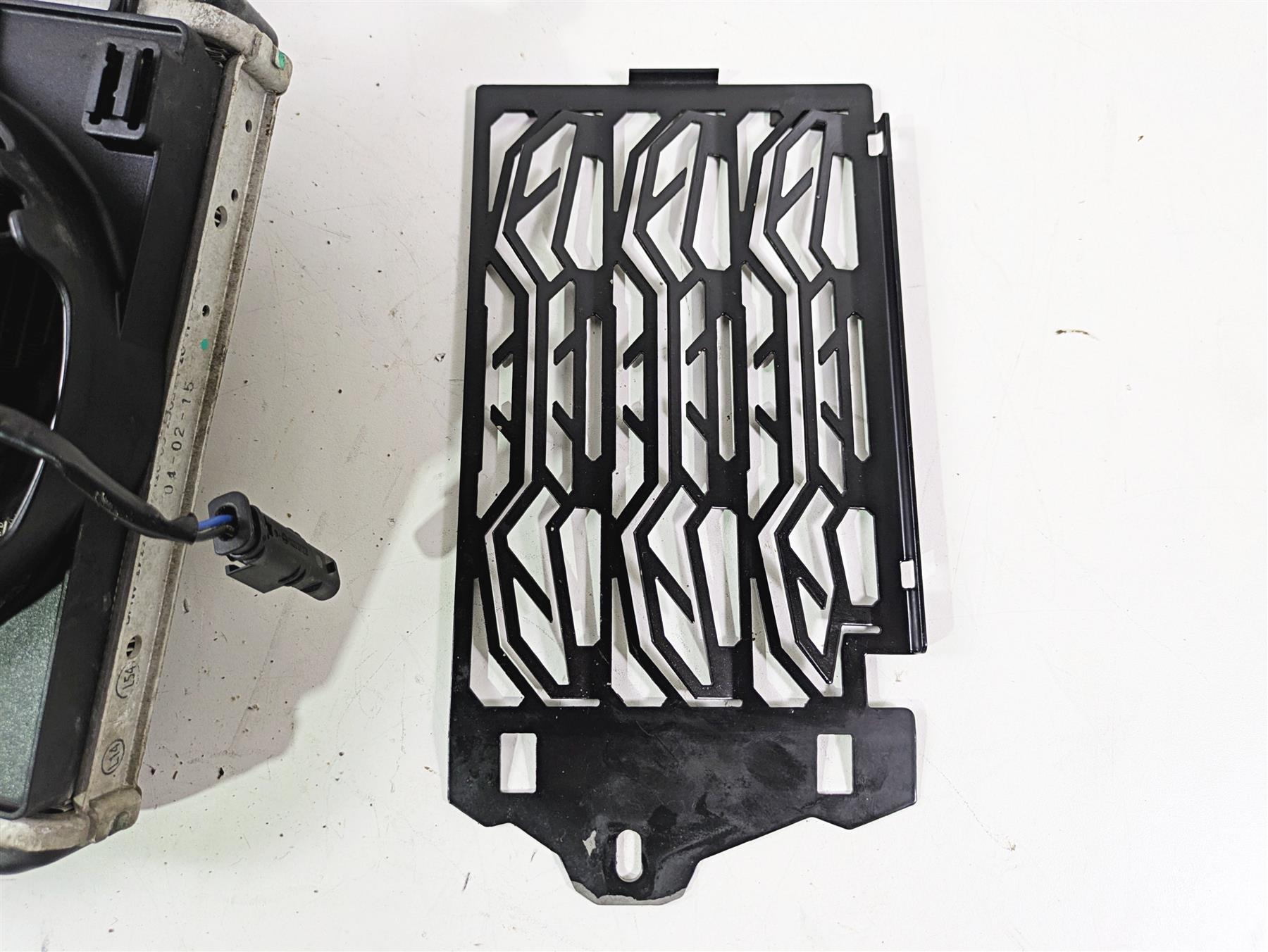 2015 BMW R1200 GS Adv K51 Right Radiator Fan Reservoir & Cover 17118546416 {{ shop.shopifyCountryName }} - Mototech271