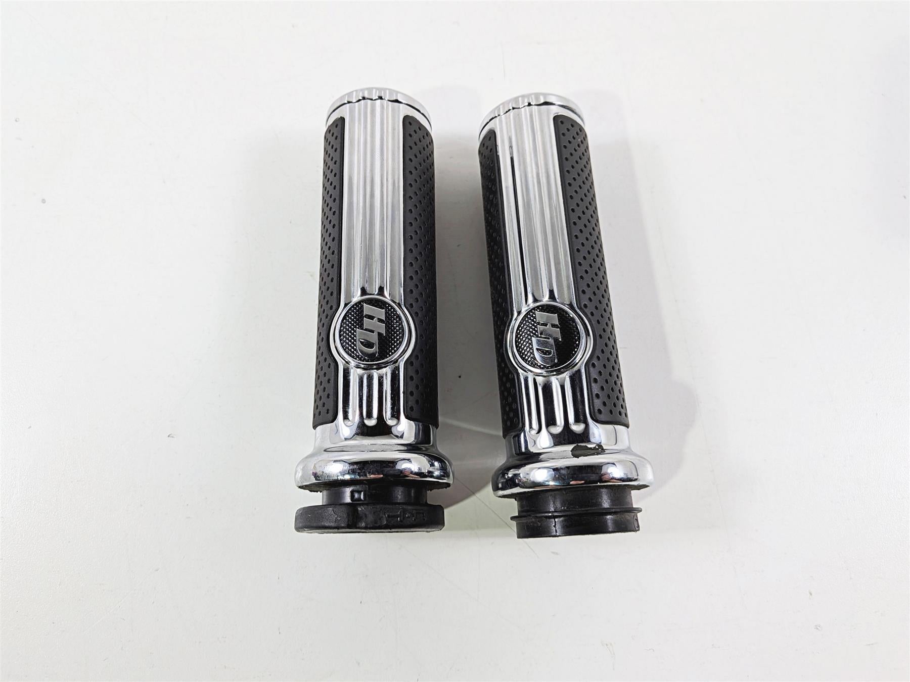 2017 Harley Touring FLHXS Street Glide Defiance Chrome Rubber Hand Grips 56100158 {{ shop.shopifyCountryName }} - Mototech271