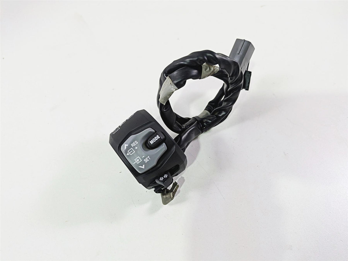 2023 Suzuki GSX1300 RR Hayabusa Left Blinker Control Switch - Read 37400-10L01 {{ shop.shopifyCountryName }} - Mototech271