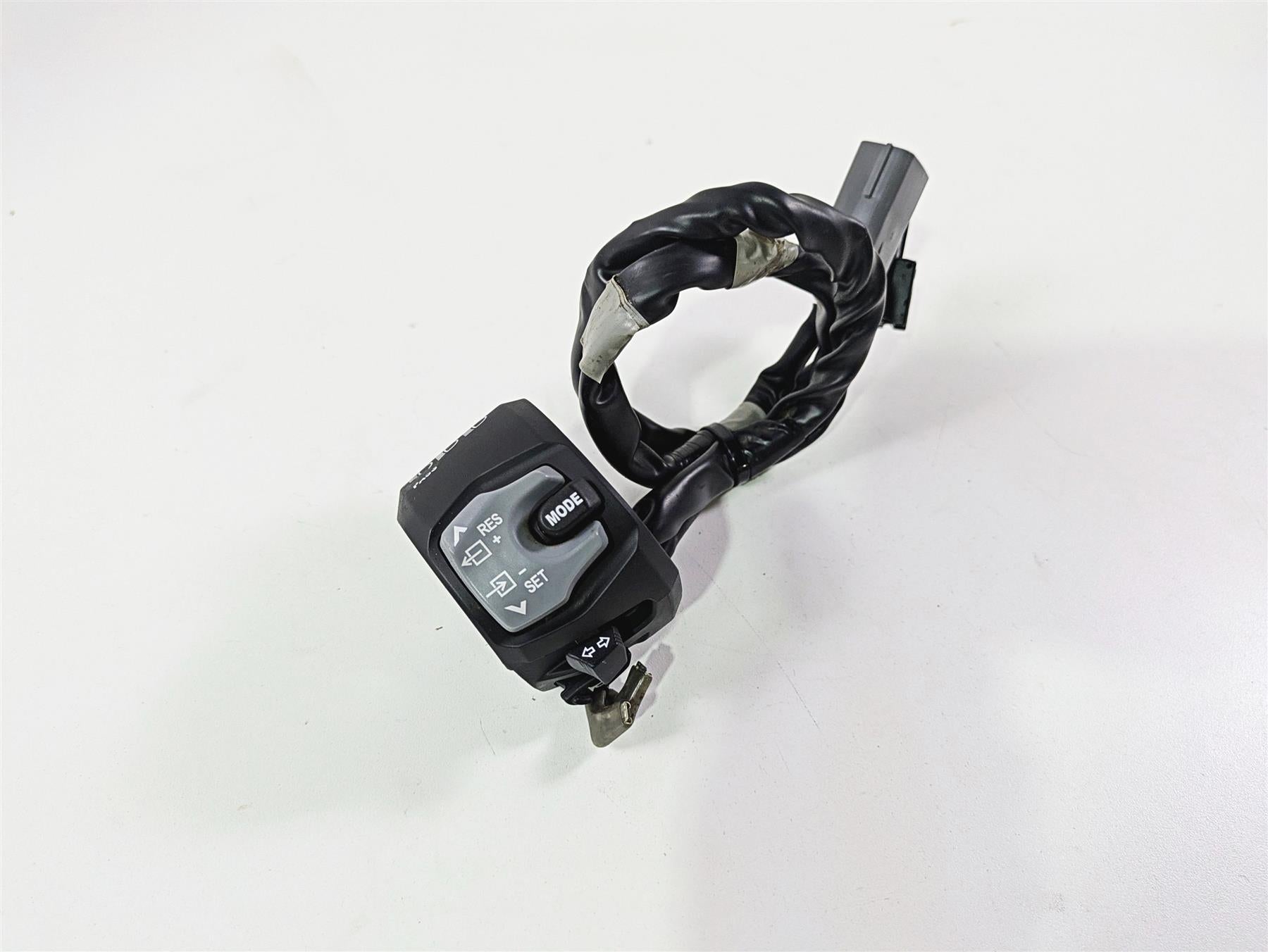 2023 Suzuki GSX1300 RR Hayabusa Left Blinker Control Switch - Read 37400-10L01 {{ shop.shopifyCountryName }} - Mototech271