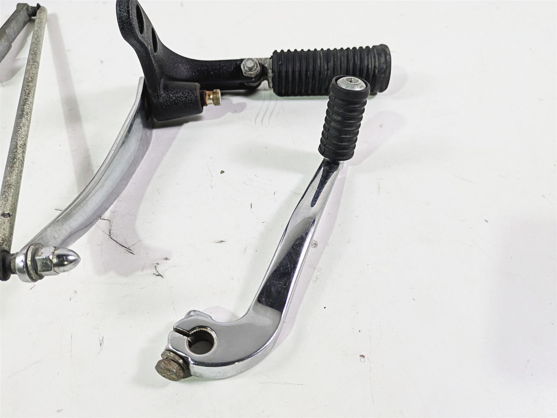 2015 Harley FXDF Dyna Fat Bob Front Left Fw Footpeg & Shifter 33693-03 34564-90B {{ shop.shopifyCountryName }} - Mototech271
